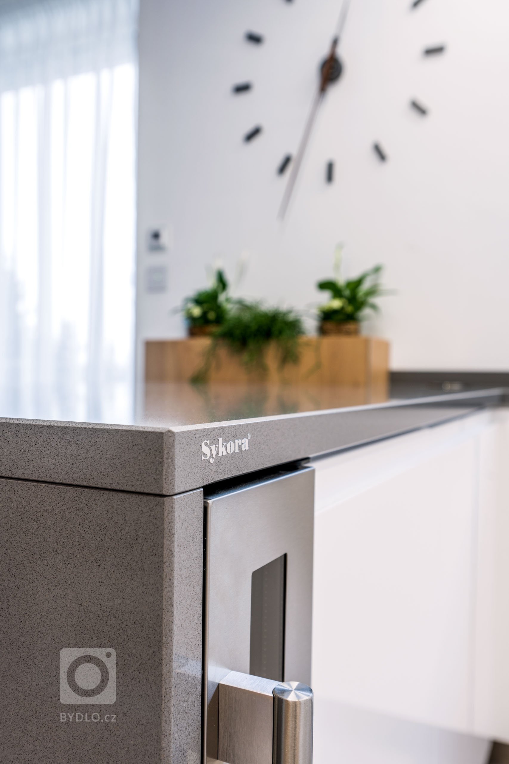 Na začátku téhle kuchyně stálo jediné rozhodování: Zvolit spíše chladnější, luxusnější pojetí plné čistých linií? Nebo výrazné barvy se zdobnými detaily? Jak…