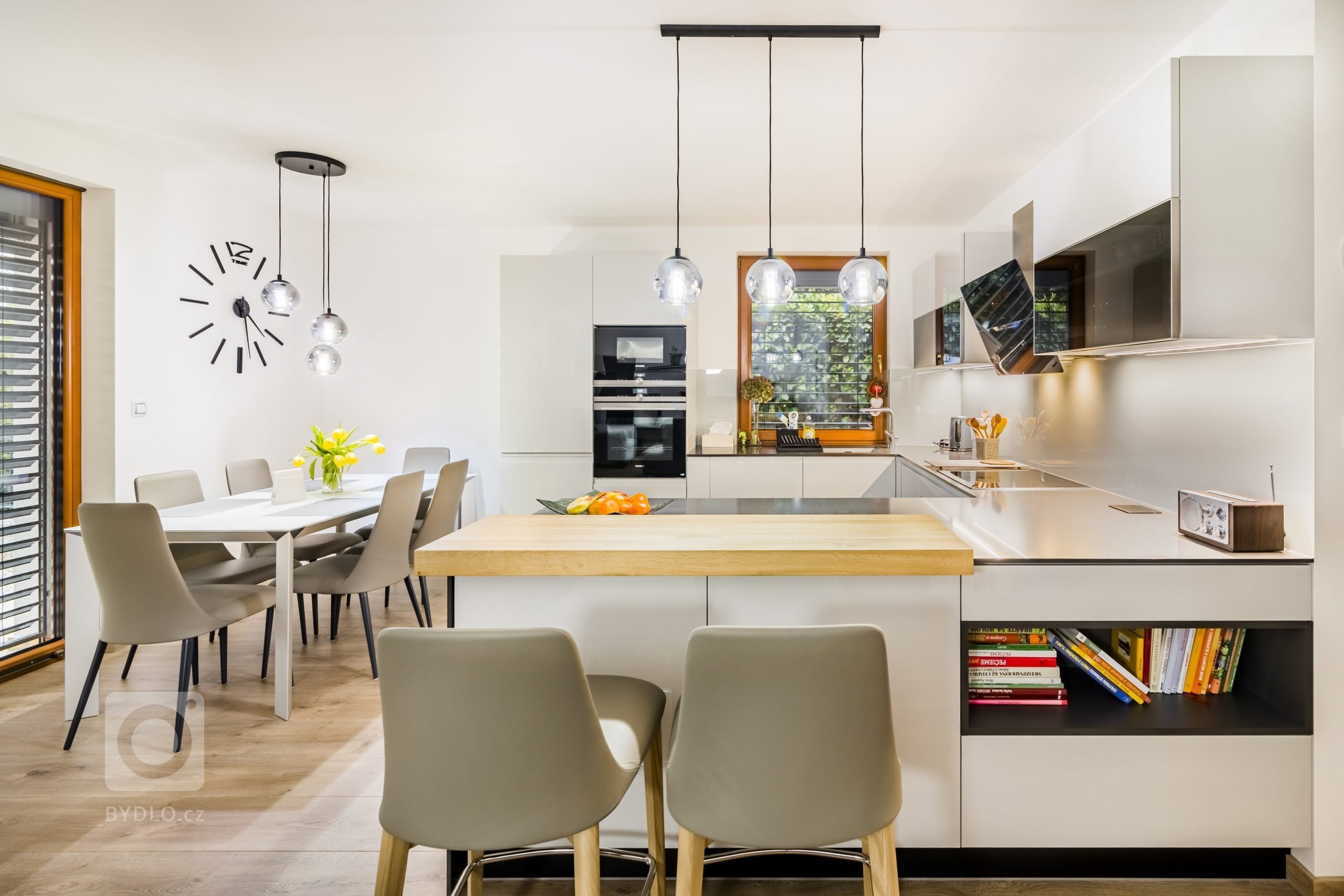 Luxus s nádechem&nbsp; jemných a čistých liniích. Pokud nedáte dopustit na moderní styl, v této kuchyni se snoubí vše, co od moderního interiéru&nbsp;očekáváte…