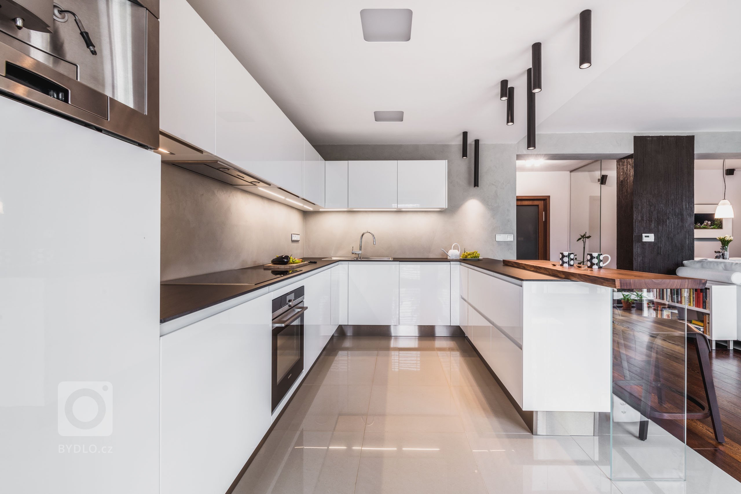 Tytam jsou doby, kdy se tvrdilo, že bílá kuchyňská linka je nepraktická. Bílá má tu vlastnost, že zvětšuje prostor, vnáší do něj jas a světlo. Díky nový…