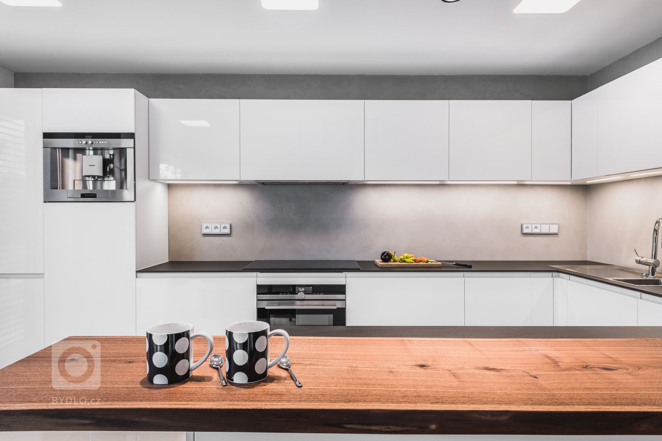 Tytam jsou doby, kdy se tvrdilo, že bílá kuchyňská linka je nepraktická. Bílá má tu vlastnost, že zvětšuje prostor, vnáší do něj jas a světlo. Díky nový…