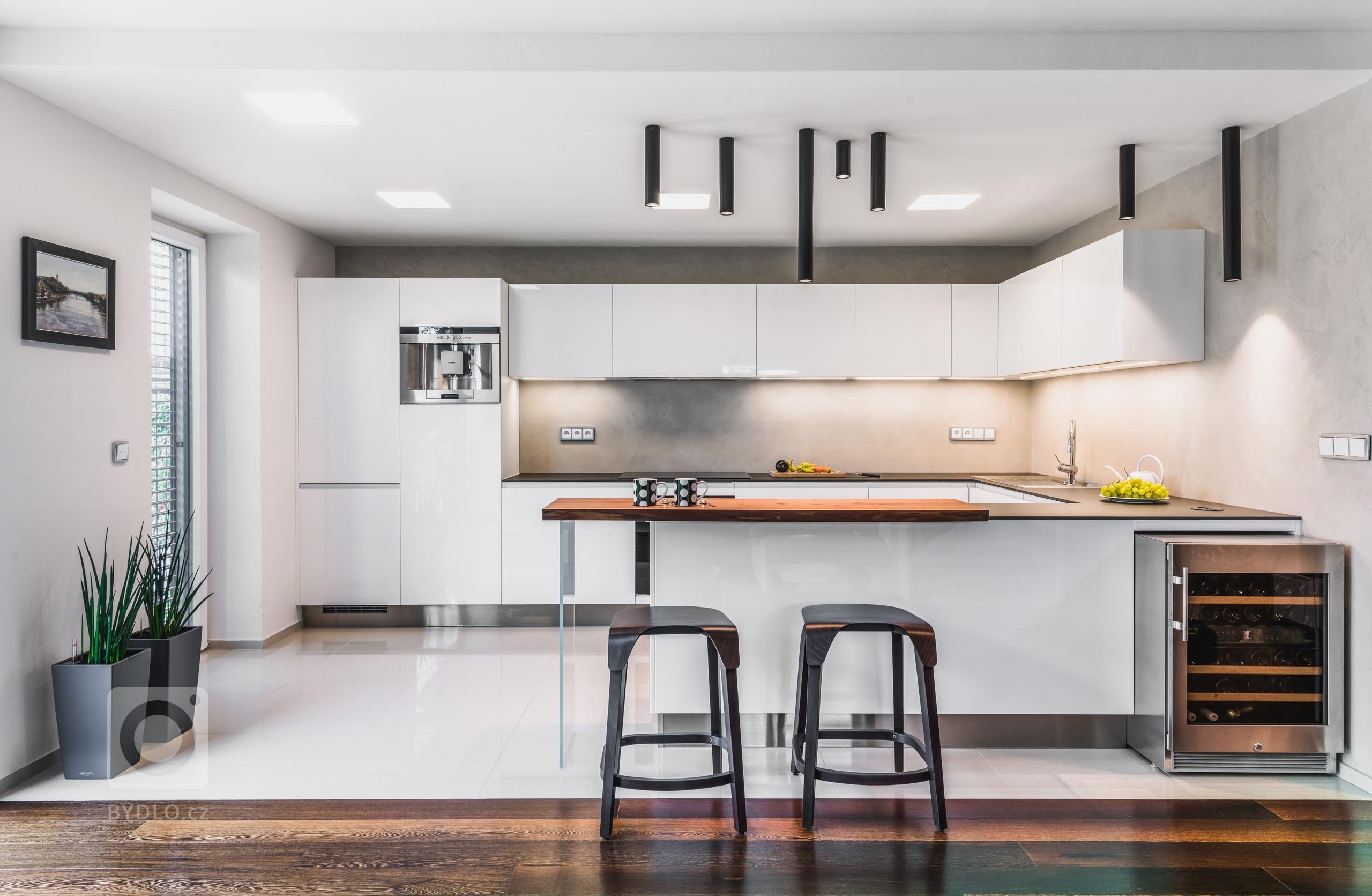 Tytam jsou doby, kdy se tvrdilo, že bílá kuchyňská linka je nepraktická. Bílá má tu vlastnost, že zvětšuje prostor, vnáší do něj jas a světlo. Díky nový…