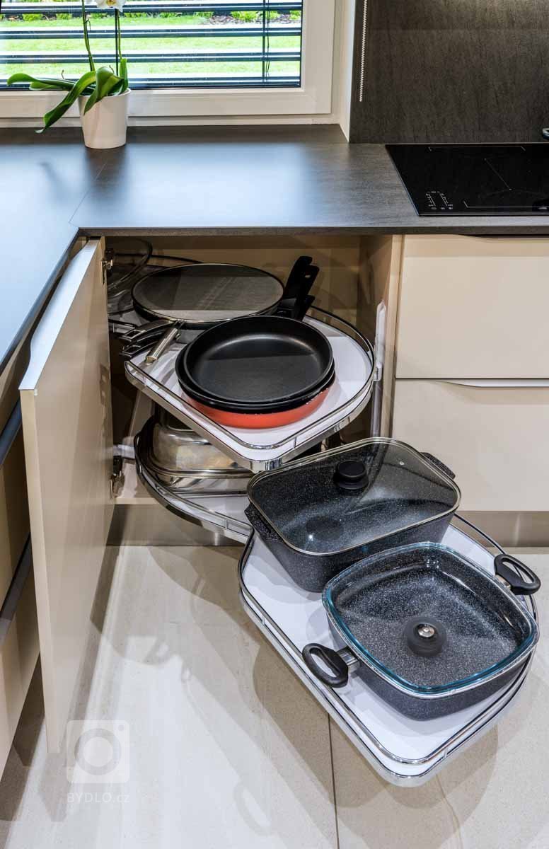 Představujeme kuchyni pro život na vysoké noze. Všichni členové rodiny jsou vyšších postav a tak vyžadovali sestavu na zvednutém soklu, která jim zajistí…