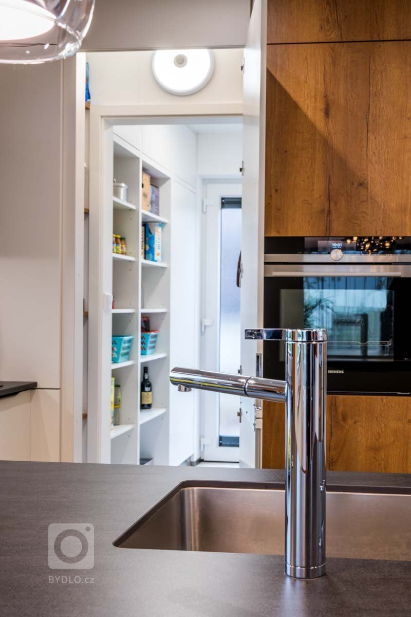 Představujeme kuchyni pro život na vysoké noze. Všichni členové rodiny jsou vyšších postav a tak vyžadovali sestavu na zvednutém soklu, která jim zajistí…
