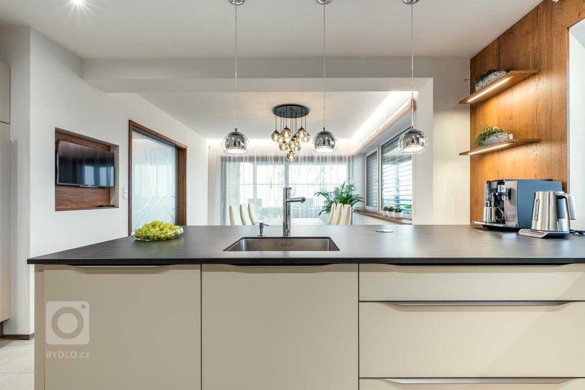 Představujeme kuchyni pro život na vysoké noze. Všichni členové rodiny jsou vyšších postav a tak vyžadovali sestavu na zvednutém soklu, která jim zajistí…