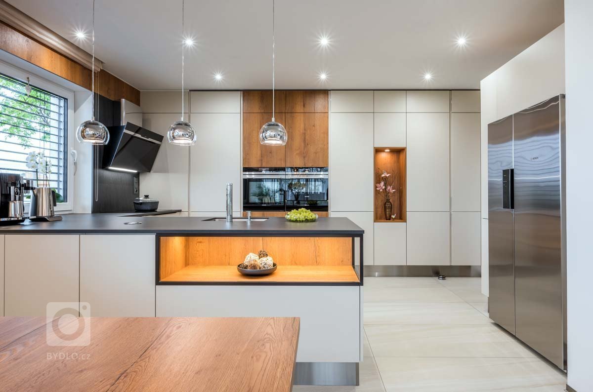 Představujeme kuchyni pro život na vysoké noze. Všichni členové rodiny jsou vyšších postav a tak vyžadovali sestavu na zvednutém soklu, která jim zajistí…