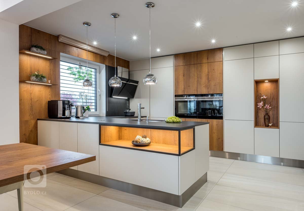 Představujeme kuchyni pro život na vysoké noze. Všichni členové rodiny jsou vyšších postav a tak vyžadovali sestavu na zvednutém soklu, která jim zajistí…