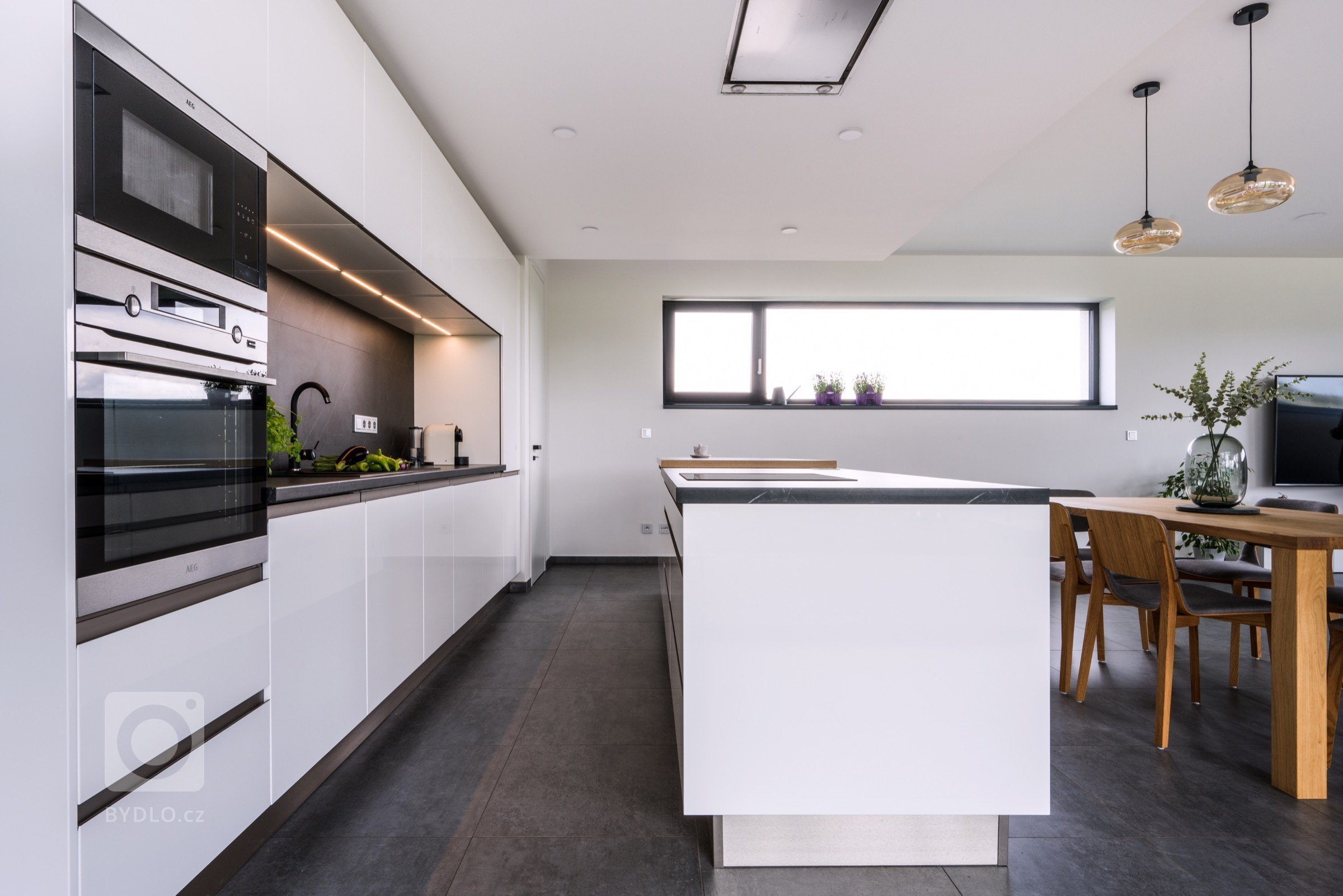 Legendární kombinace? Nadčasová elegance? Ikonický design? Spojení bílé s černou má spoustu zavedených pojmenování a všechny do jednoho jsou přiléhavá. I v…