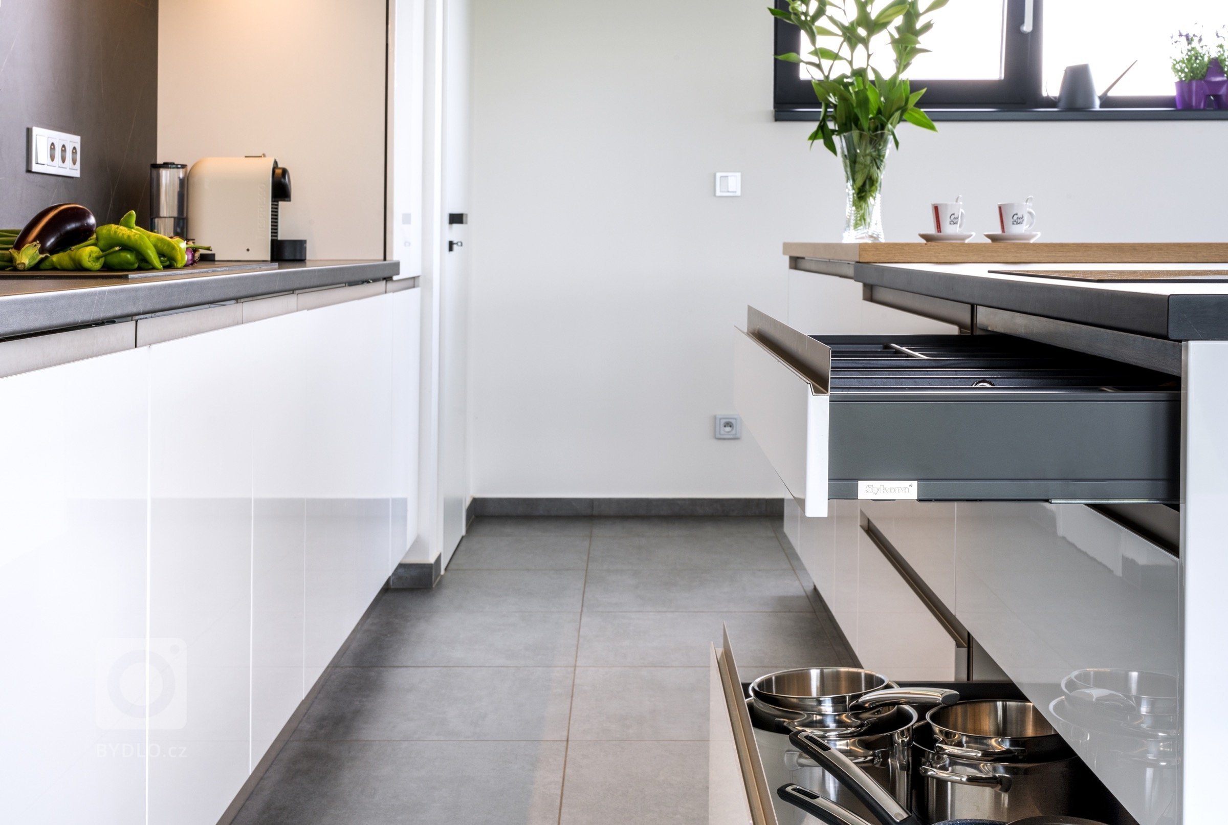 Legendární kombinace? Nadčasová elegance? Ikonický design? Spojení bílé s černou má spoustu zavedených pojmenování a všechny do jednoho jsou přiléhavá. I v…