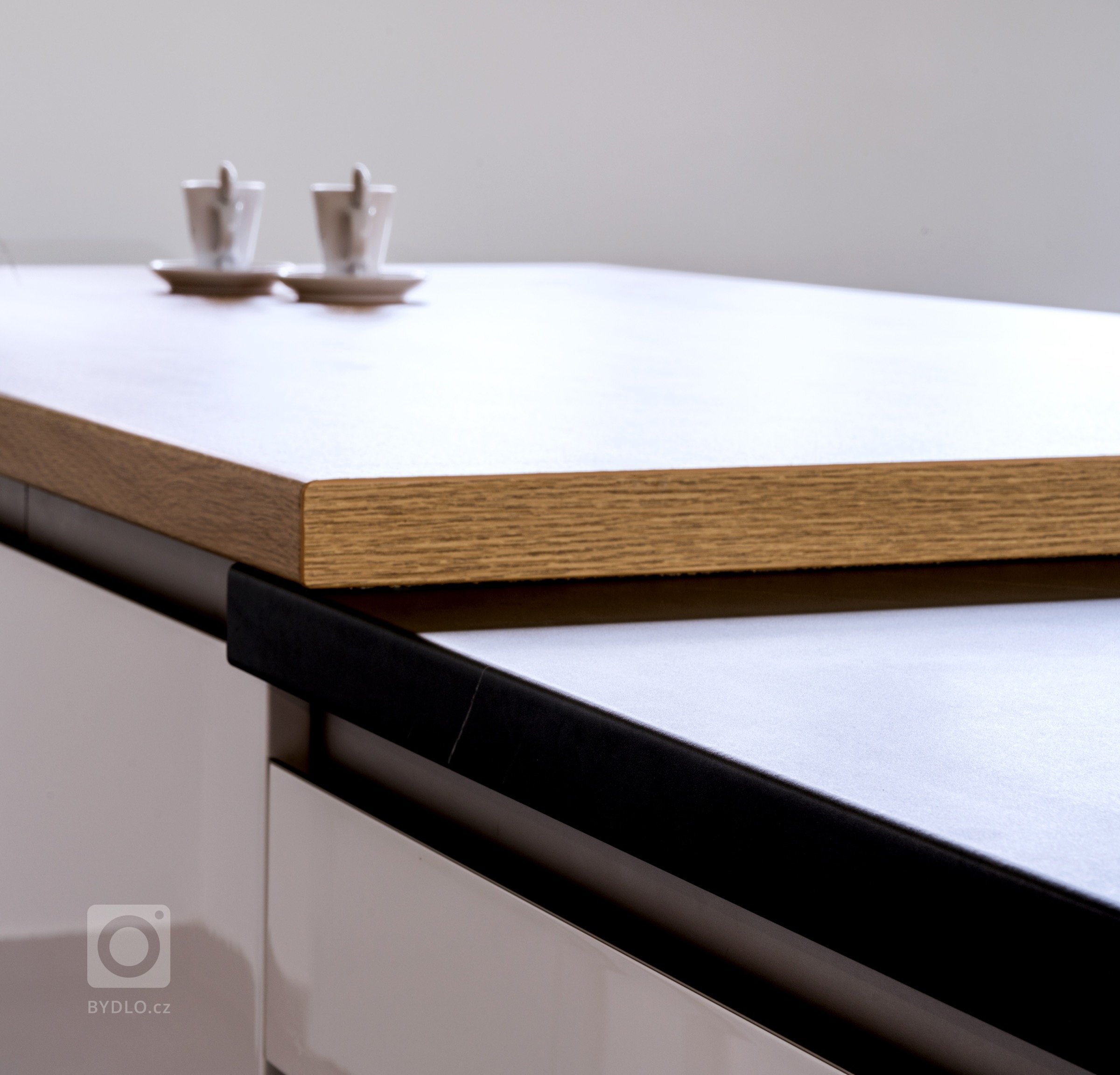 Legendární kombinace? Nadčasová elegance? Ikonický design? Spojení bílé s černou má spoustu zavedených pojmenování a všechny do jednoho jsou přiléhavá. I v…