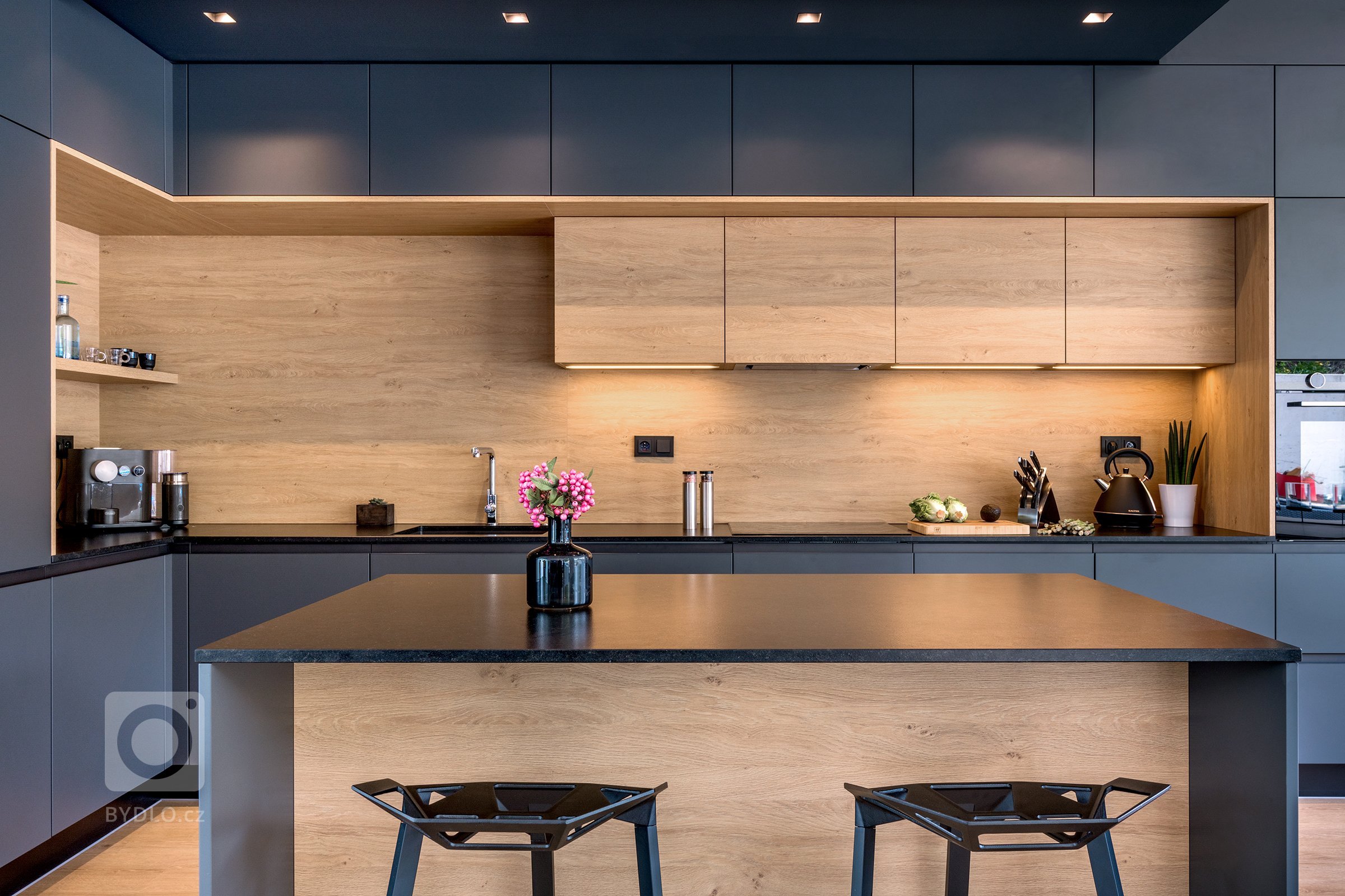  Tmavé tóny laku Evermatt v antracitové barvě se prolínají s laminem v úpravě Dub Kamenný. 