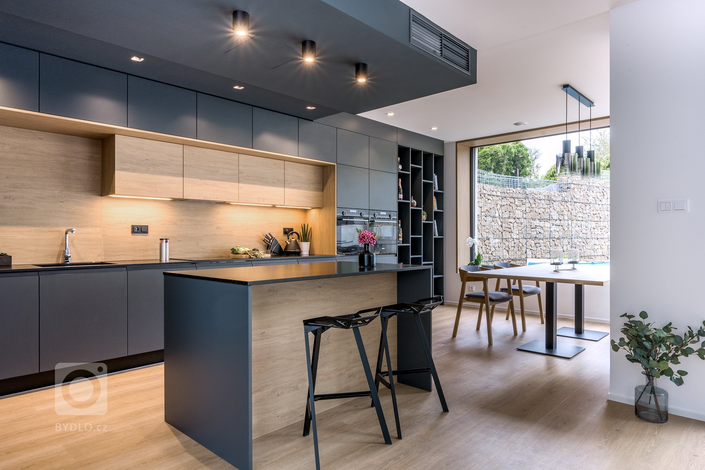 Tmavé tóny laku Evermatt v antracitové barvě se prolínají s laminem v úpravě Dub Kamenný. 