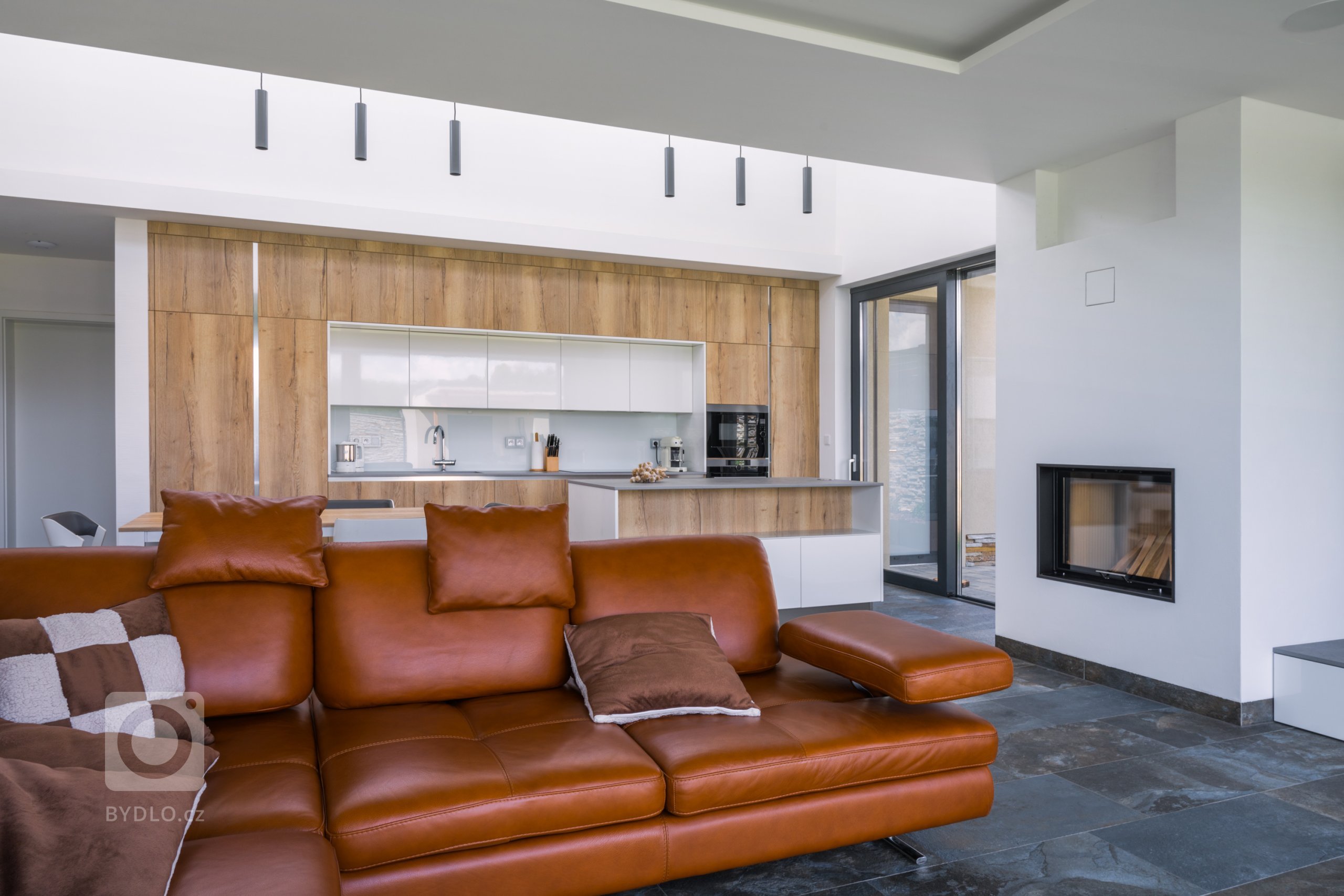 Nejen že vytváří dokonalou harmonii se slunečními paprsky, které zde velkorysými okny přichází ze všech stran, zároveň z něj doslova sálá bytelnost a teplo.