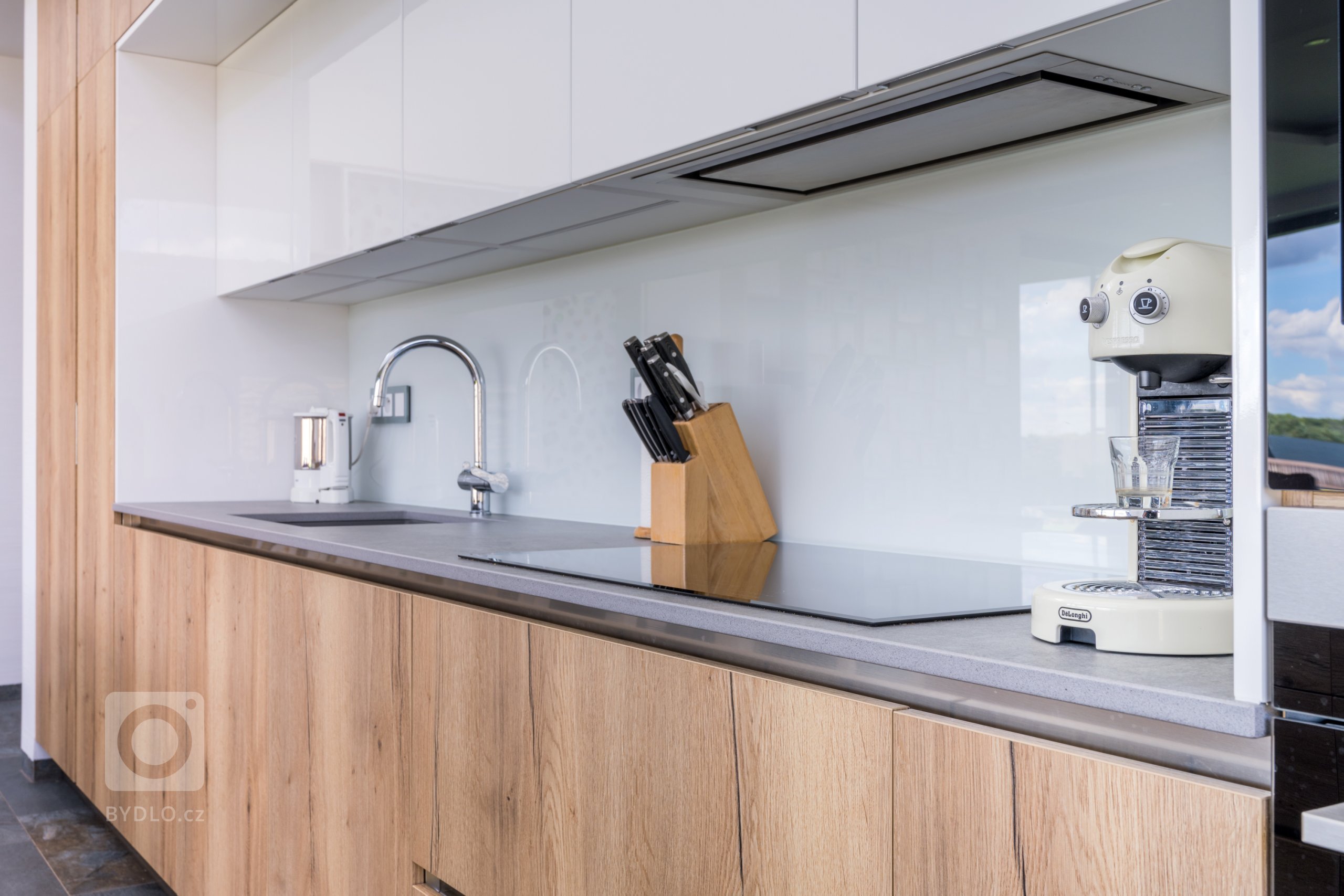 Odsavač zabudovaný do kuchyňské skříňky nikde nepřekáží.