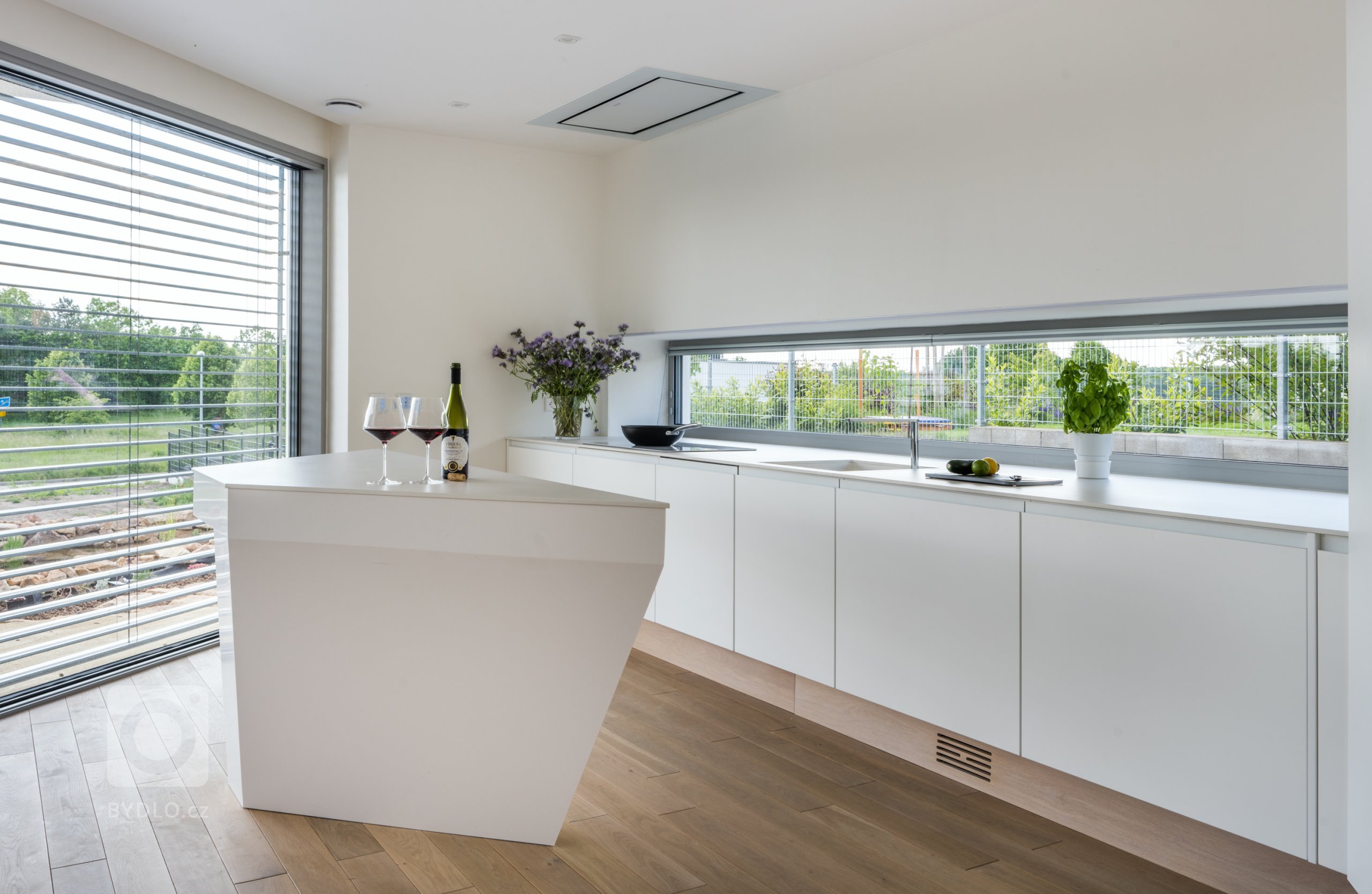 Díky provedení evermatt v bílém laku na nich neulpívají otisky prstů. Tato kuchyně od začátku působí tím nejčistším dojmem a tak to i zůstane.
