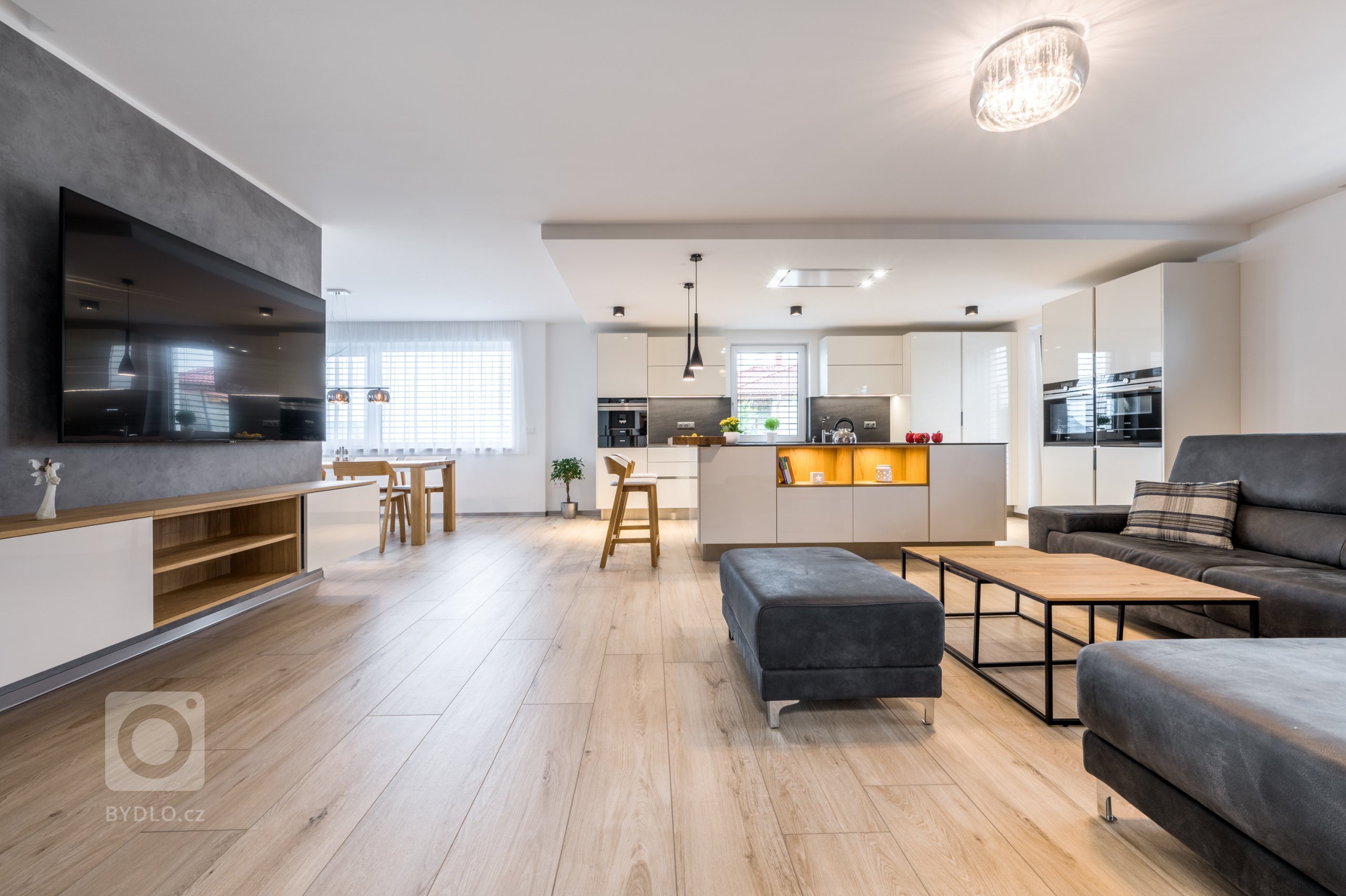 Vepředu ostrůvku se nachází podsvícená nika - i díky ní kuchyně září ve dne v noci.