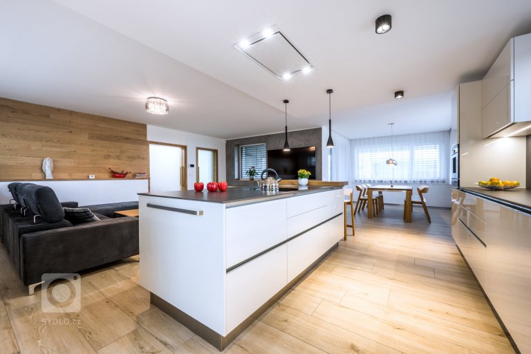 add picture to album