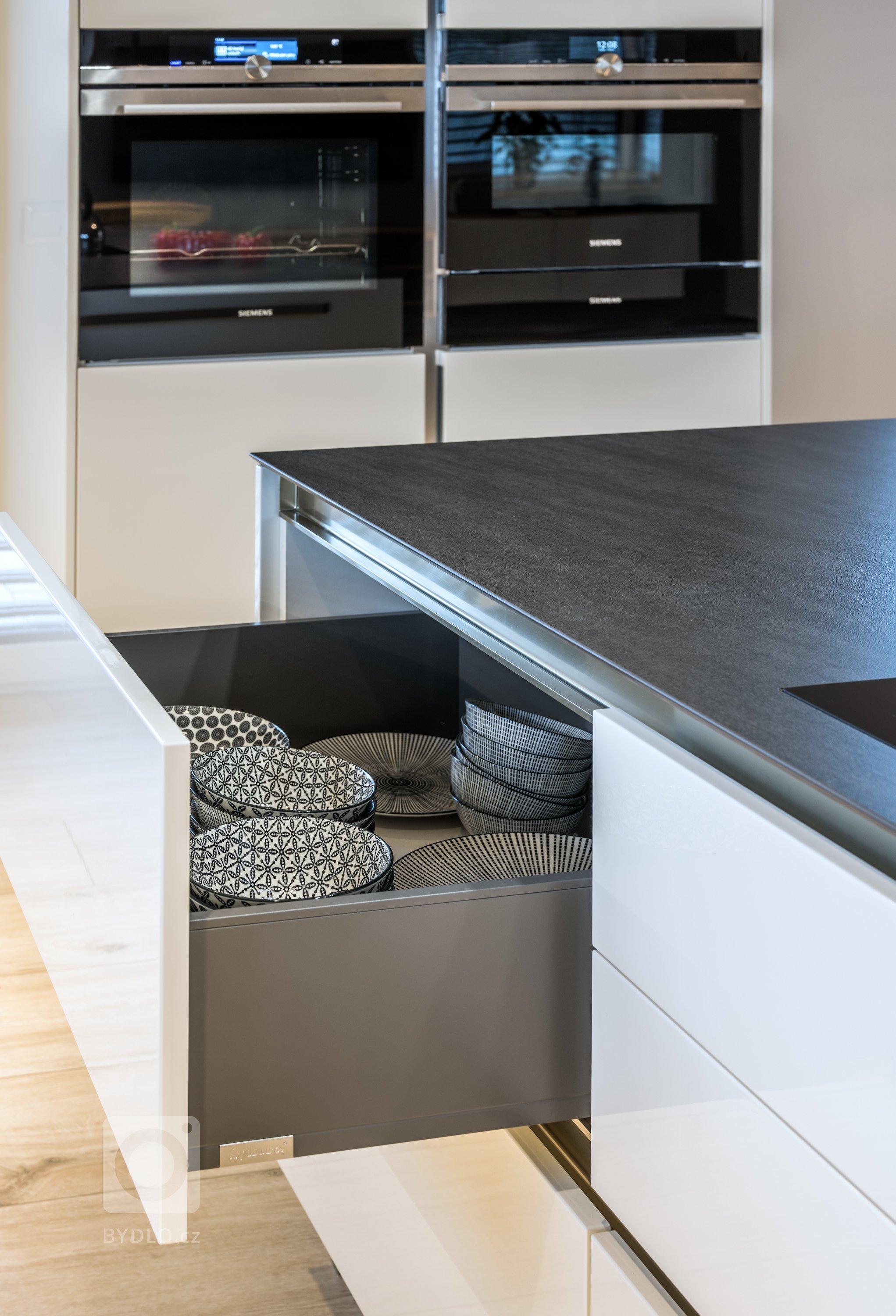 V ostrůvku je dostatek úložného prostoru.