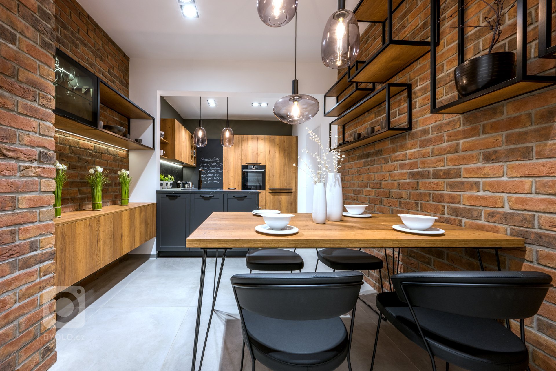 Mix stylů, maximum stylu.
Vintage, moderna a industrial. Všechny tři styly se harmonicky protínají v sestavě Dub Cognac Antracit. Tmavá profilovaná dvířka s…