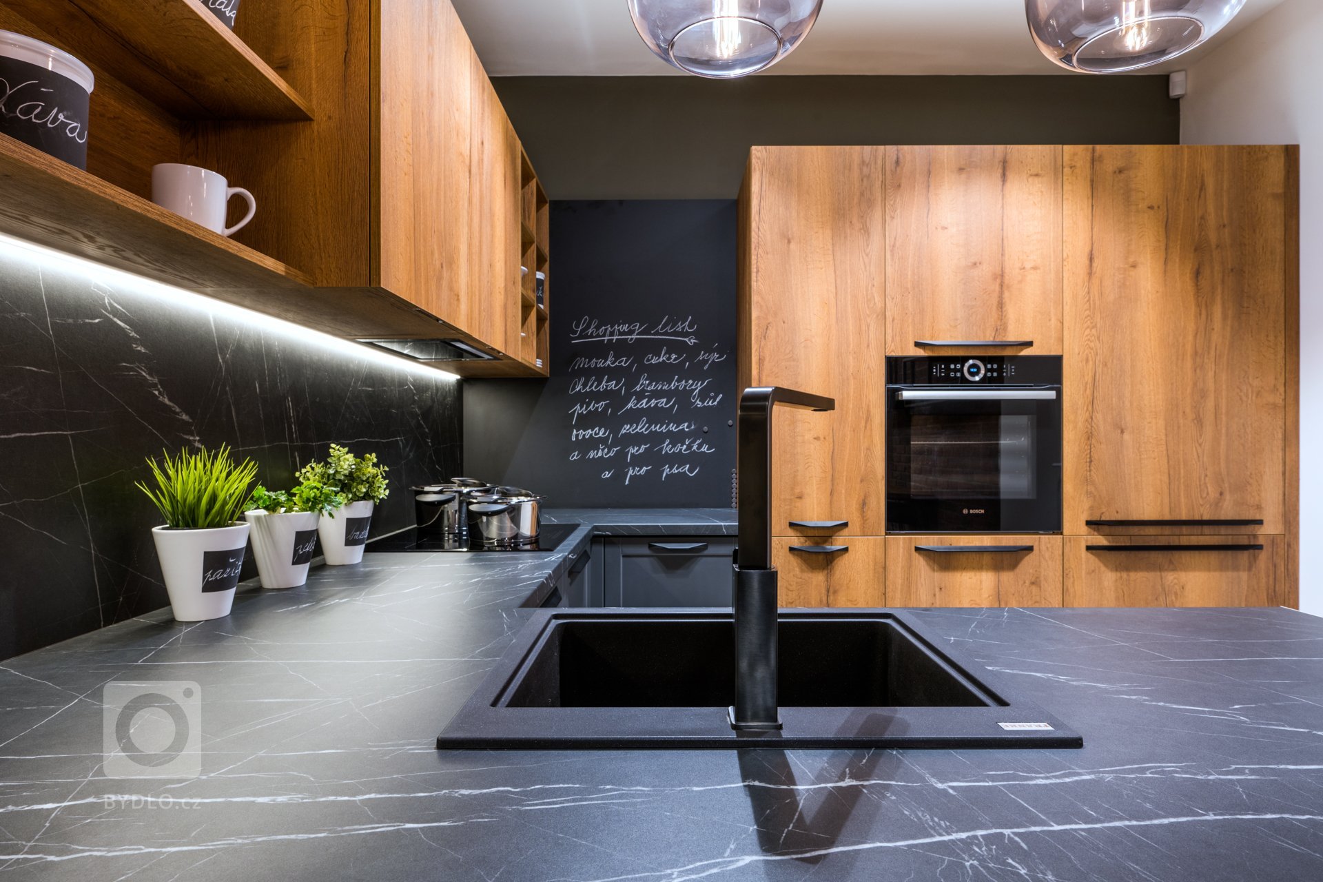 Mix stylů, maximum stylu.
Vintage, moderna a industrial. Všechny tři styly se harmonicky protínají v sestavě Dub Cognac Antracit. Tmavá profilovaná dvířka s…