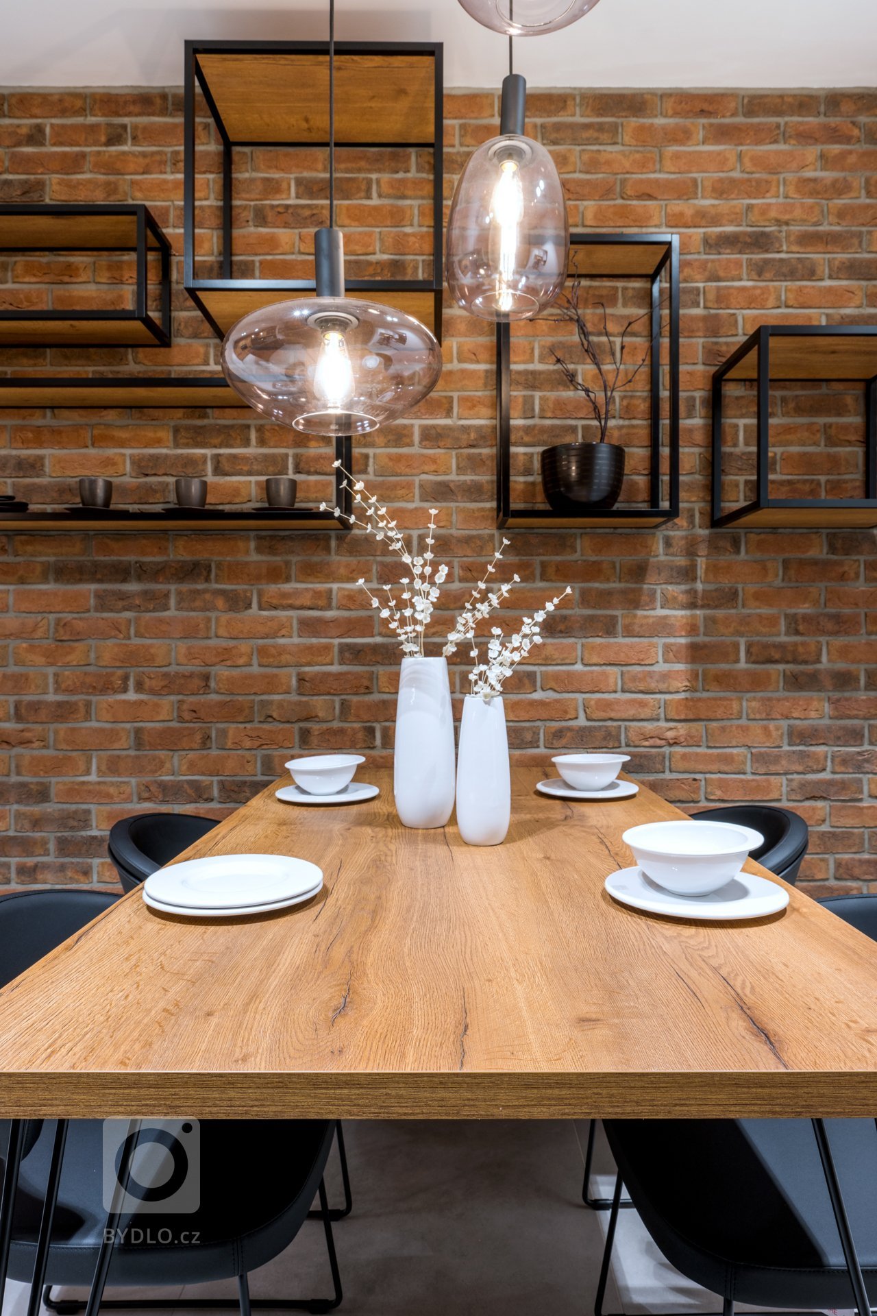 Mix stylů, maximum stylu.
Vintage, moderna a industrial. Všechny tři styly se harmonicky protínají v sestavě Dub Cognac Antracit. Tmavá profilovaná dvířka s…