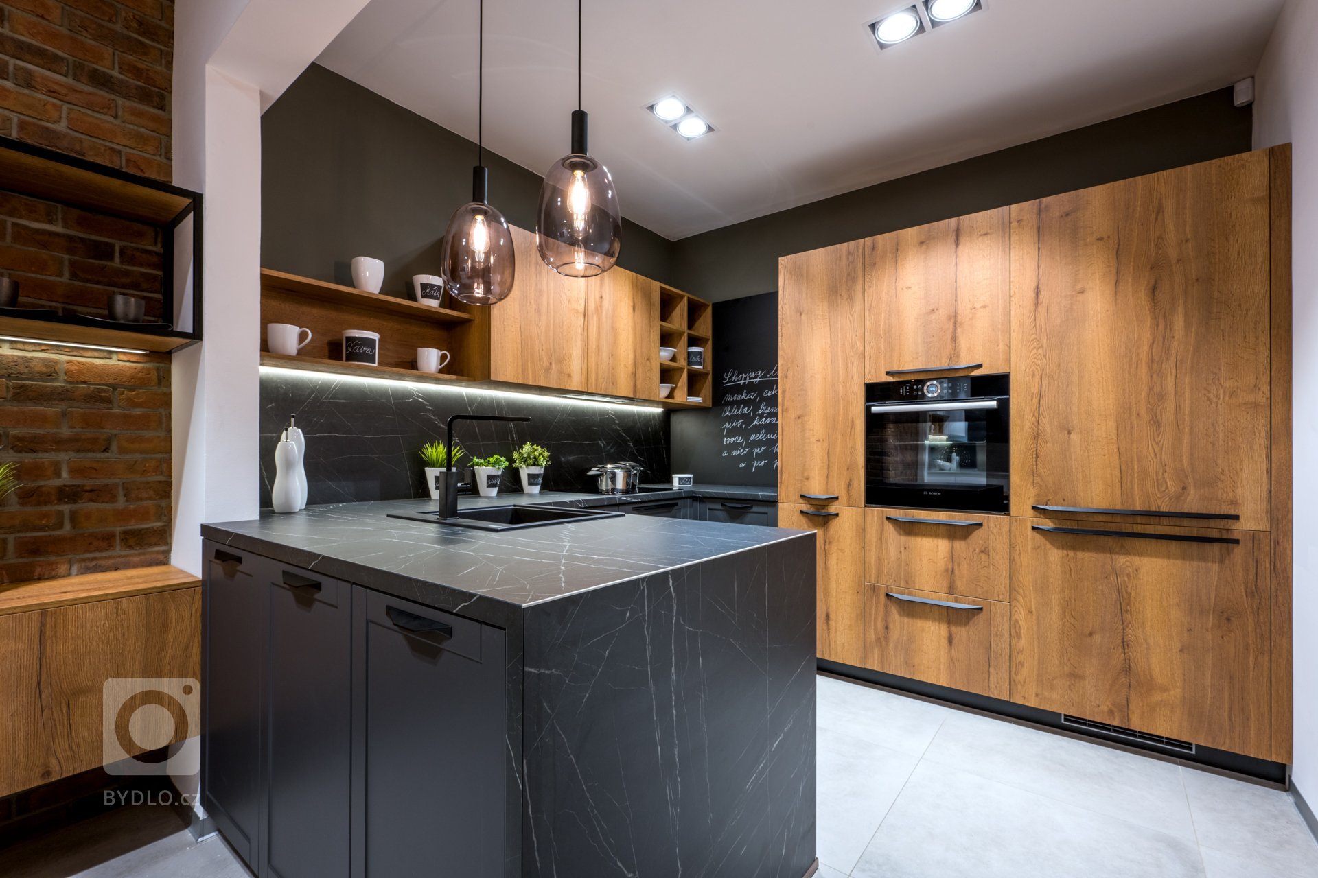 Mix stylů, maximum stylu.
Vintage, moderna a industrial. Všechny tři styly se harmonicky protínají v sestavě Dub Cognac Antracit. Tmavá profilovaná dvířka s…