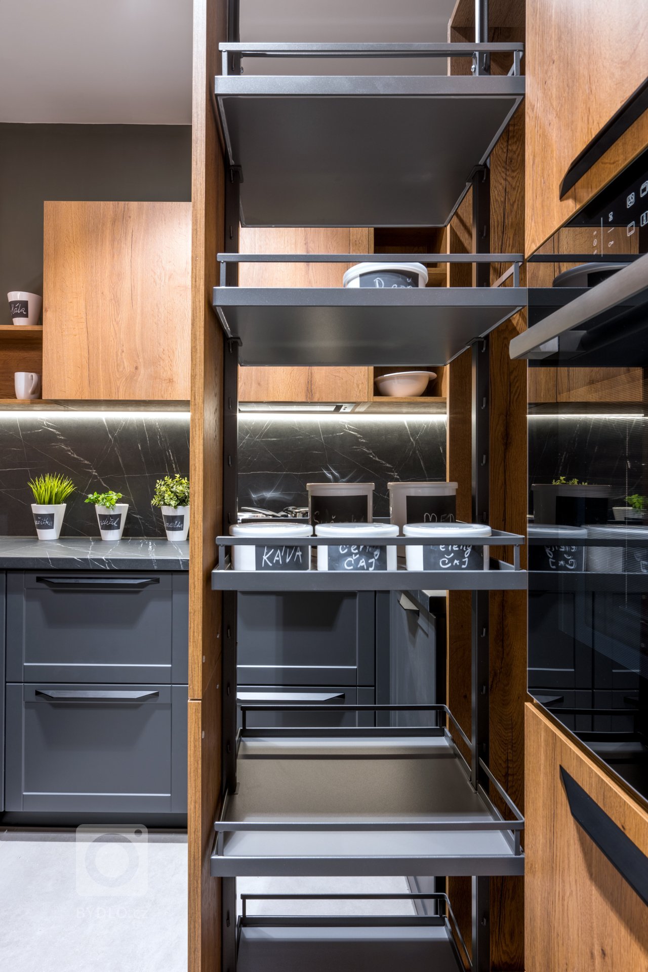 Mix stylů, maximum stylu.
Vintage, moderna a industrial. Všechny tři styly se harmonicky protínají v sestavě Dub Cognac Antracit. Tmavá profilovaná dvířka s…