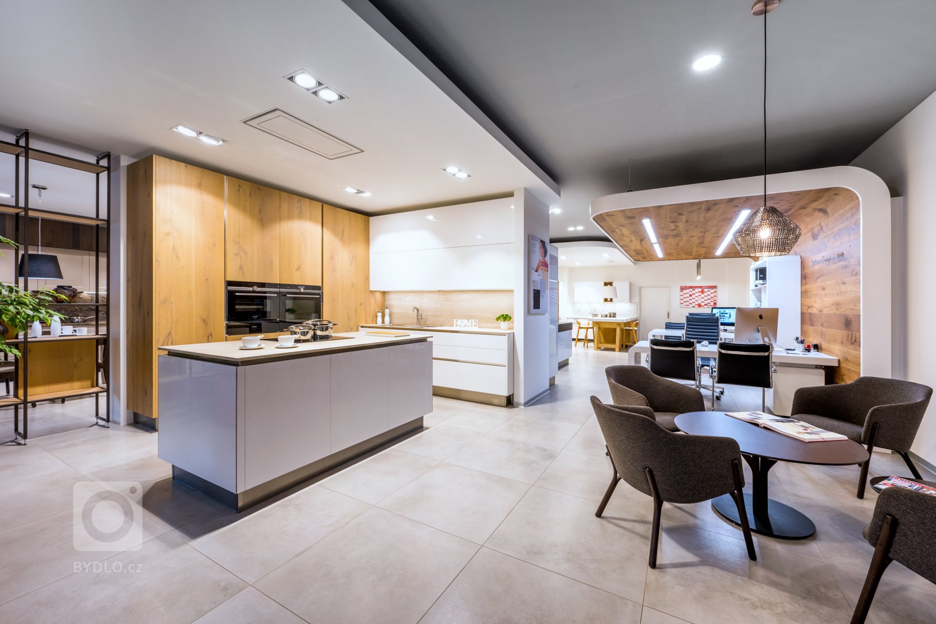 Mix stylů, maximum stylu.
Vintage, moderna a industrial. Všechny tři styly se harmonicky protínají v sestavě Dub Cognac Antracit. Tmavá profilovaná dvířka s…