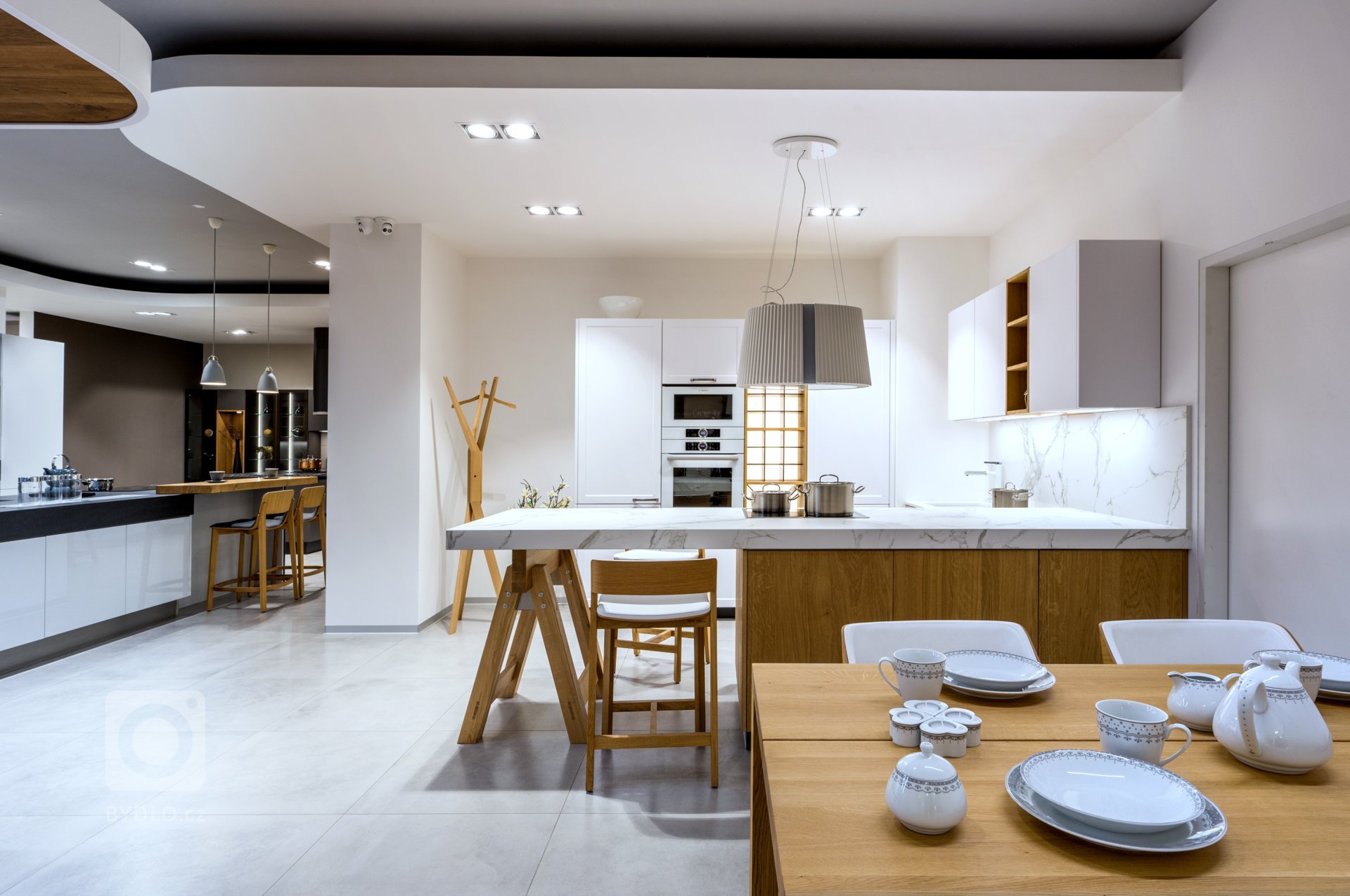 Mix stylů, maximum stylu.
Vintage, moderna a industrial. Všechny tři styly se harmonicky protínají v sestavě Dub Cognac Antracit. Tmavá profilovaná dvířka s…