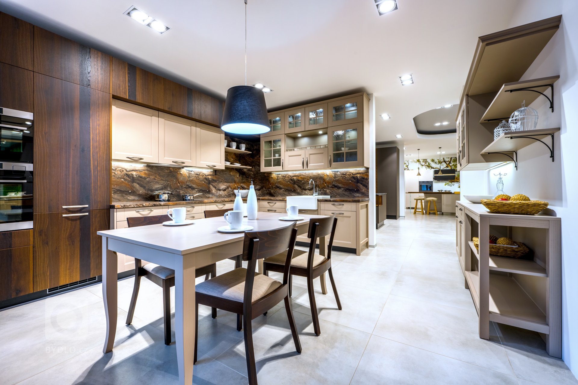 Mix stylů, maximum stylu.
Vintage, moderna a industrial. Všechny tři styly se harmonicky protínají v sestavě Dub Cognac Antracit. Tmavá profilovaná dvířka s…