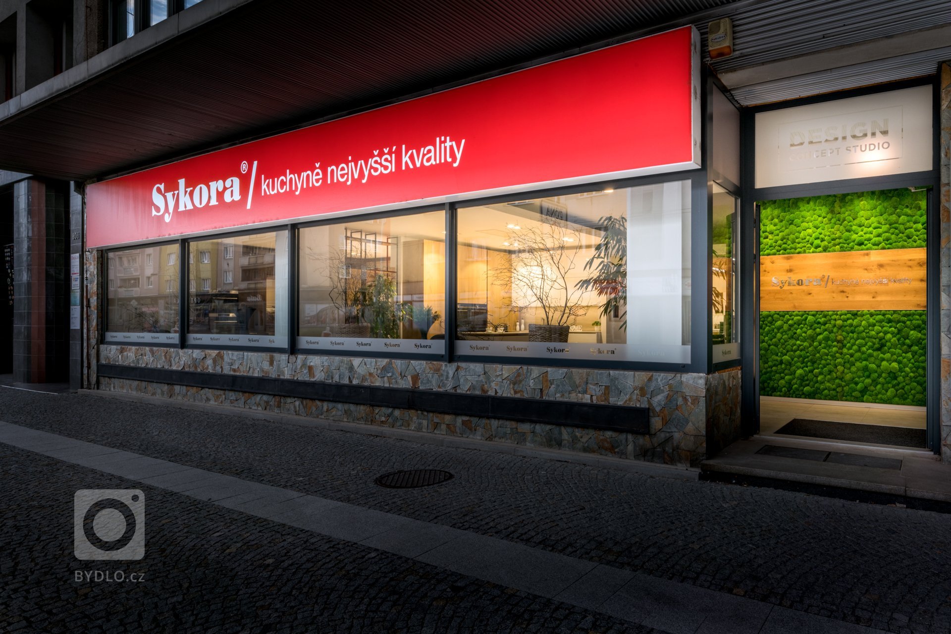 Mix stylů, maximum stylu.
Vintage, moderna a industrial. Všechny tři styly se harmonicky protínají v sestavě Dub Cognac Antracit. Tmavá profilovaná dvířka s…