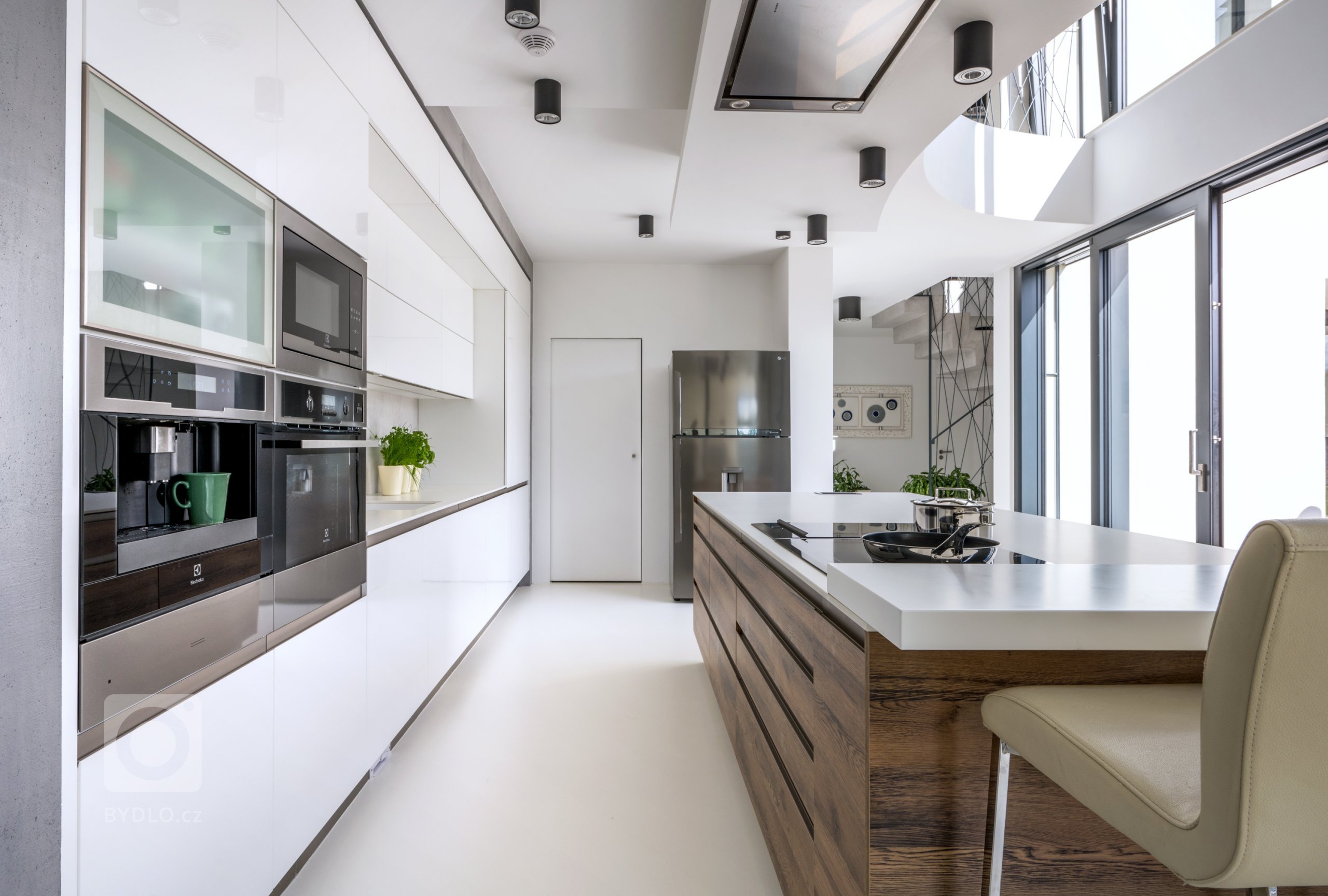 Velkolepý dům vyžaduje velkolepou kuchyni. Právě ona je totiž jeho duší i srdcem. Tady se protíná každodenní život rodiny i uspokojují individuální chutě.…