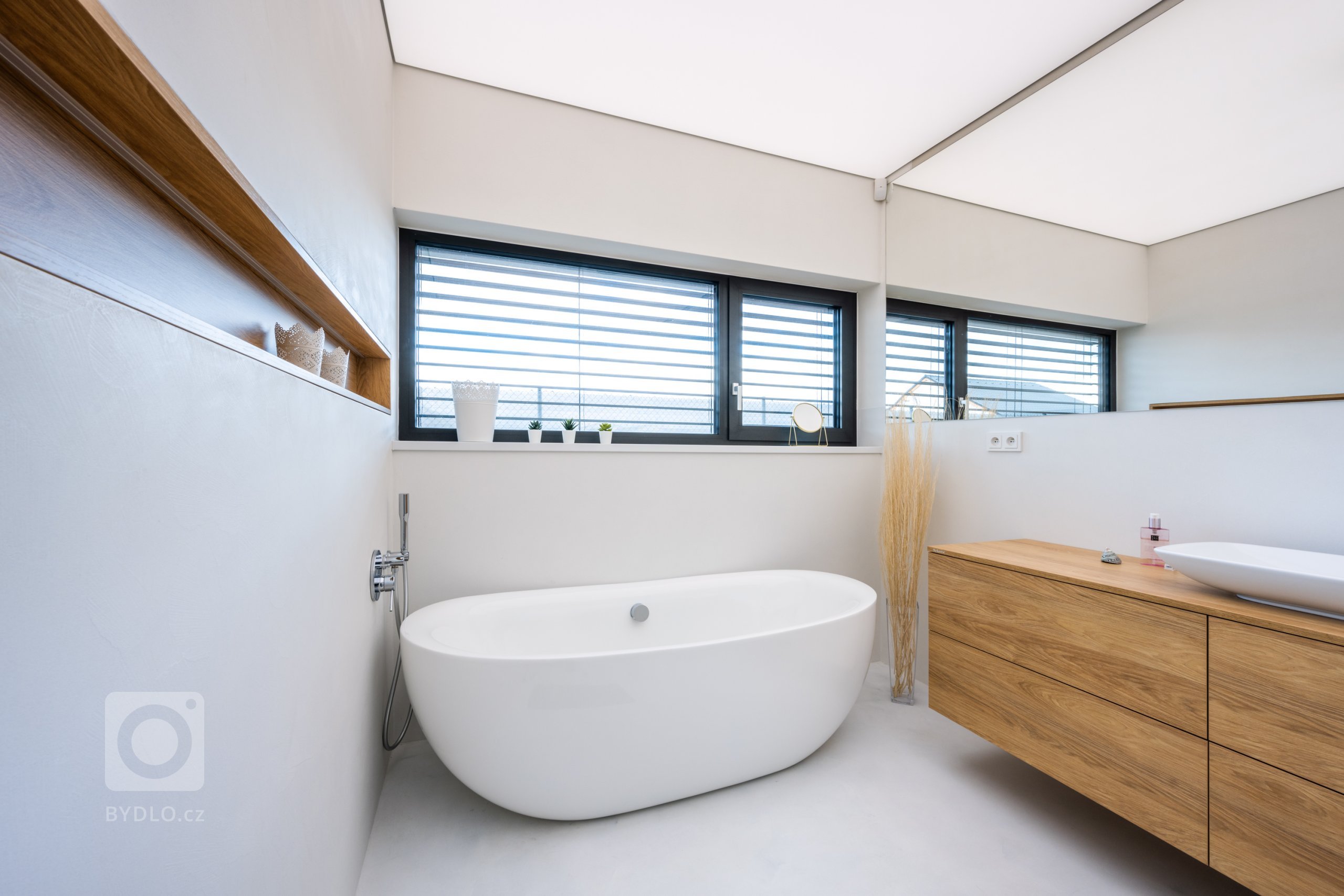 Kromě kuchyně jsme do interiéru dodali také boxy a poličky pro tří koupelny v provedení Lamino Dub přírodní, a k tomu skříň do vstupní chodby v bílém matném laku. Když splnit sen, tak se vším všudy. Kompletně a do posledního detailu.