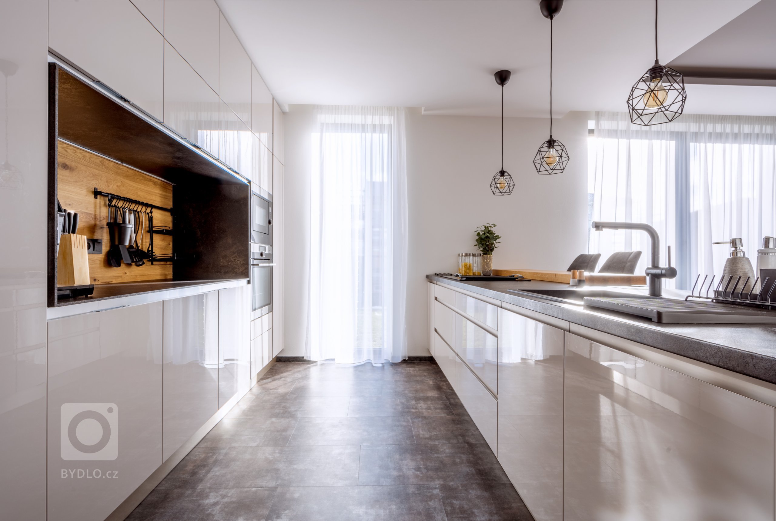 Skříňová část obsahuje kromě spotřebičové stěny poutavý výklenek s přípravnou zónou.