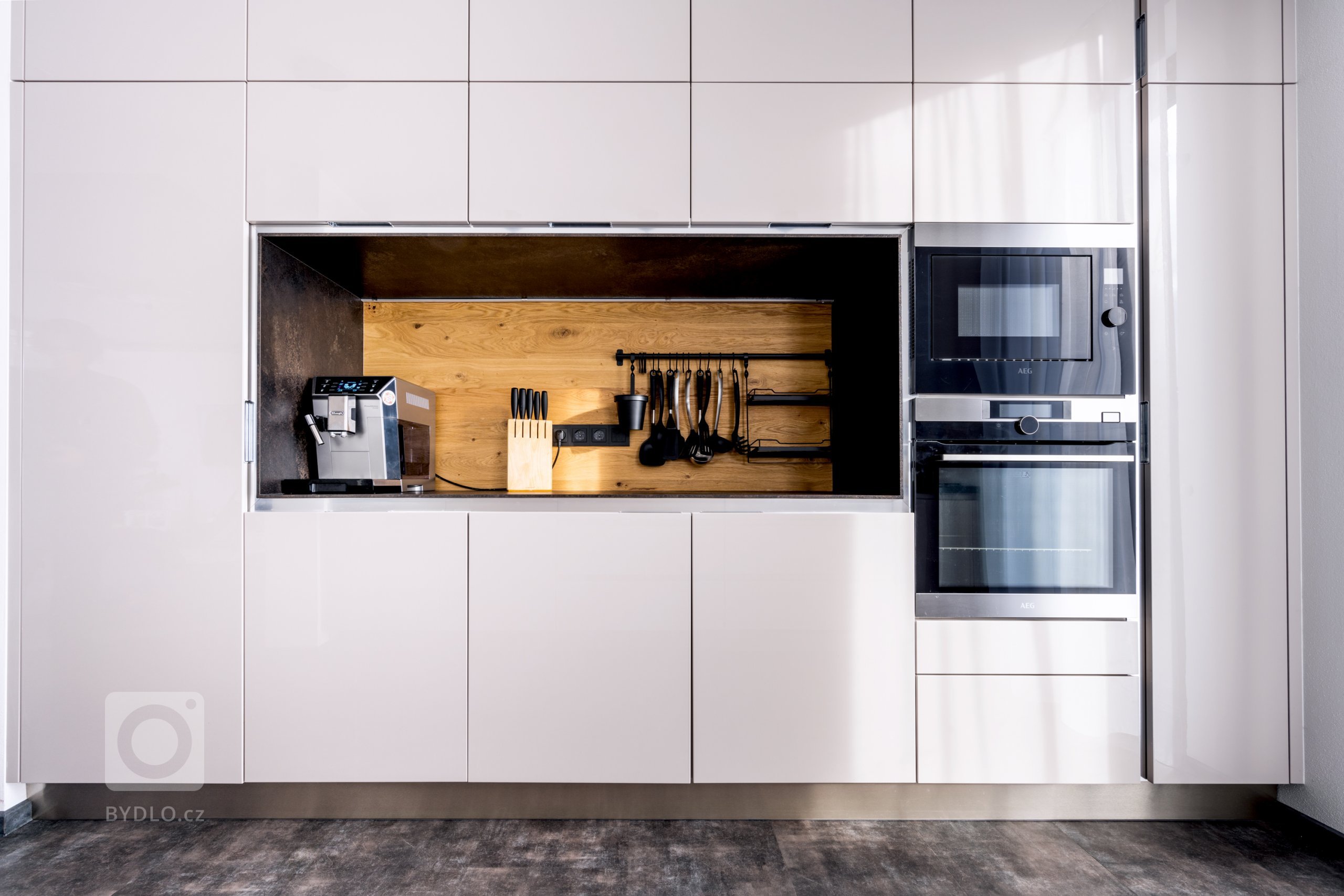 Skříňová část obsahuje kromě spotřebičové stěny poutavý výklenek s přípravnou zónou.