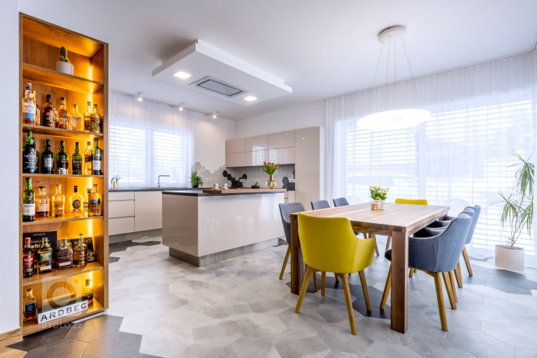 add picture to album