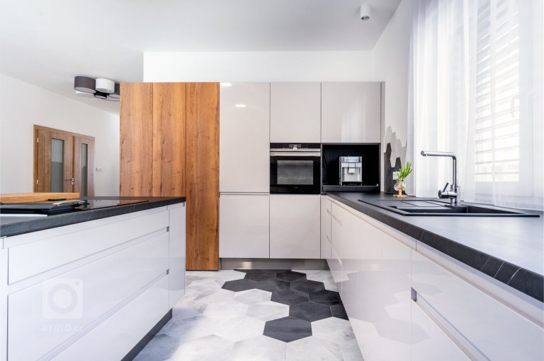 add picture to album