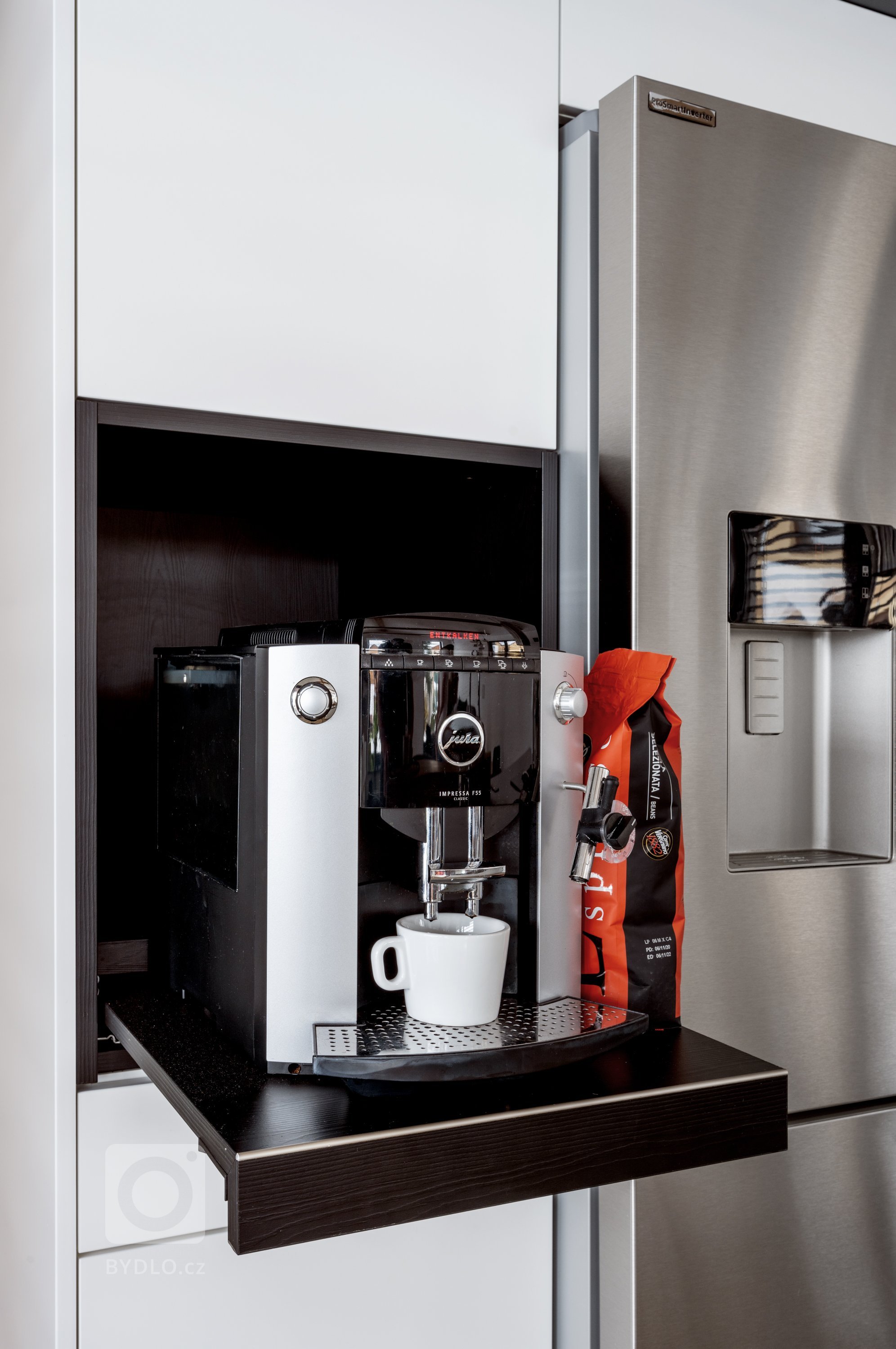 Majitelé milují dobrou kávu a tak v sestavě nemůže chybět kvalitní kávovar. Objevíte ho ve výsuvné nice na levé straně sestavy. Hned pod ním je umístěna elegantní zásuvka na hrníčky