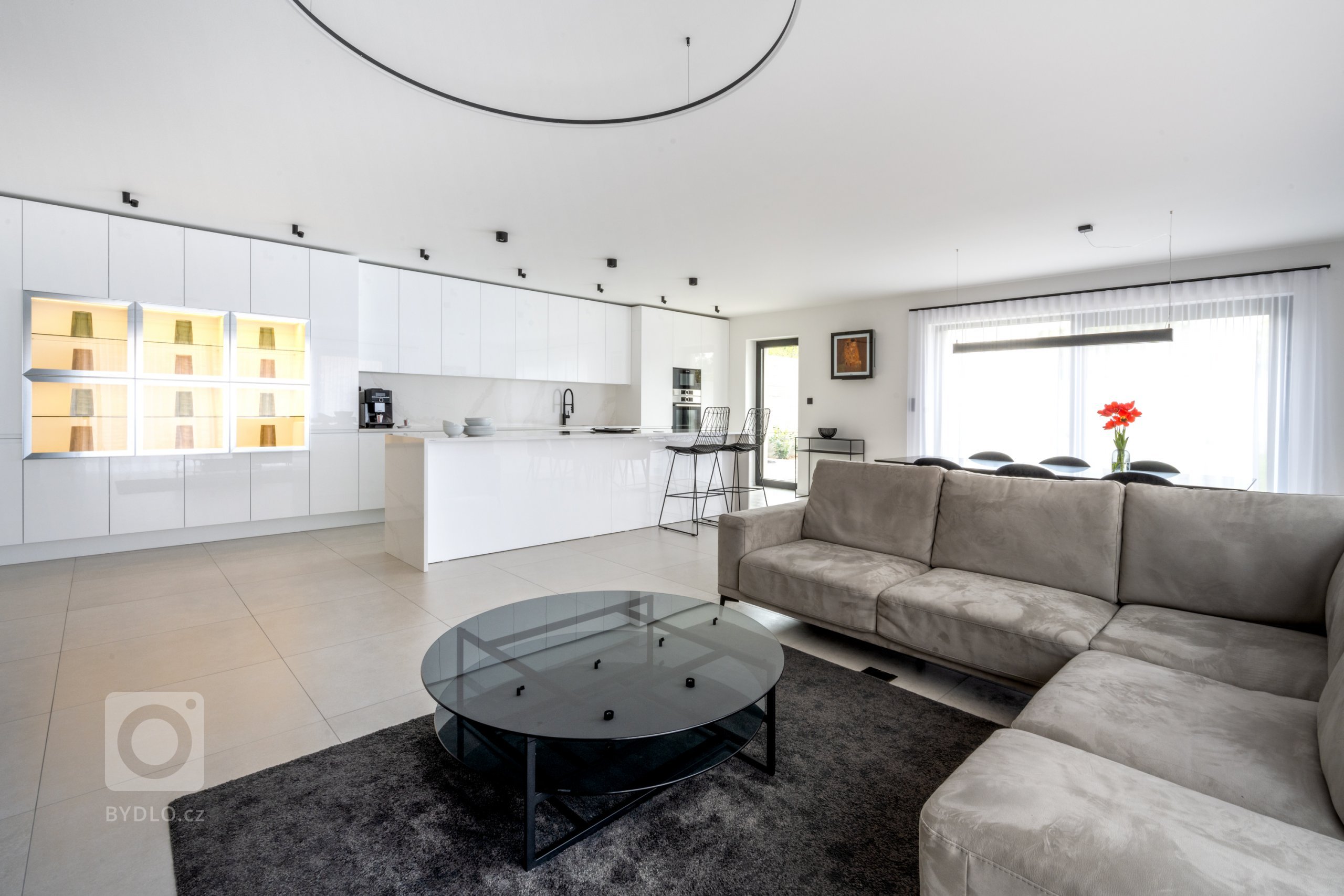 Sestava v hladkém, čistém designu Pure tvoří celou jednu stranu místnosti.
Geometricky vyrovnaná a přesto členitá, designová a zároveň praktická, nabízí ideální podmínky pro kulinářské aktivity i pro rodinný život. Bílé dvířka skříněk jsou lakované v lesku White, který se snadno udržuje a odolává stopám času i rodinných příslušníků. 
