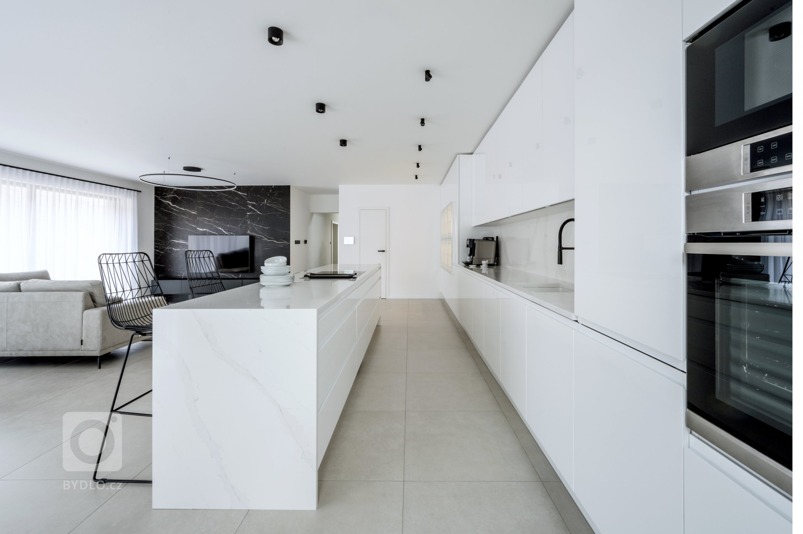 Sestava v hladkém, čistém designu Pure tvoří celou jednu stranu místnosti.
Geometricky vyrovnaná a přesto členitá, designová a zároveň praktická, nabízí ideální podmínky pro kulinářské aktivity i pro rodinný život. Bílé dvířka skříněk jsou lakované v lesku White, který se snadno udržuje a odolává stopám času i rodinných příslušníků. 