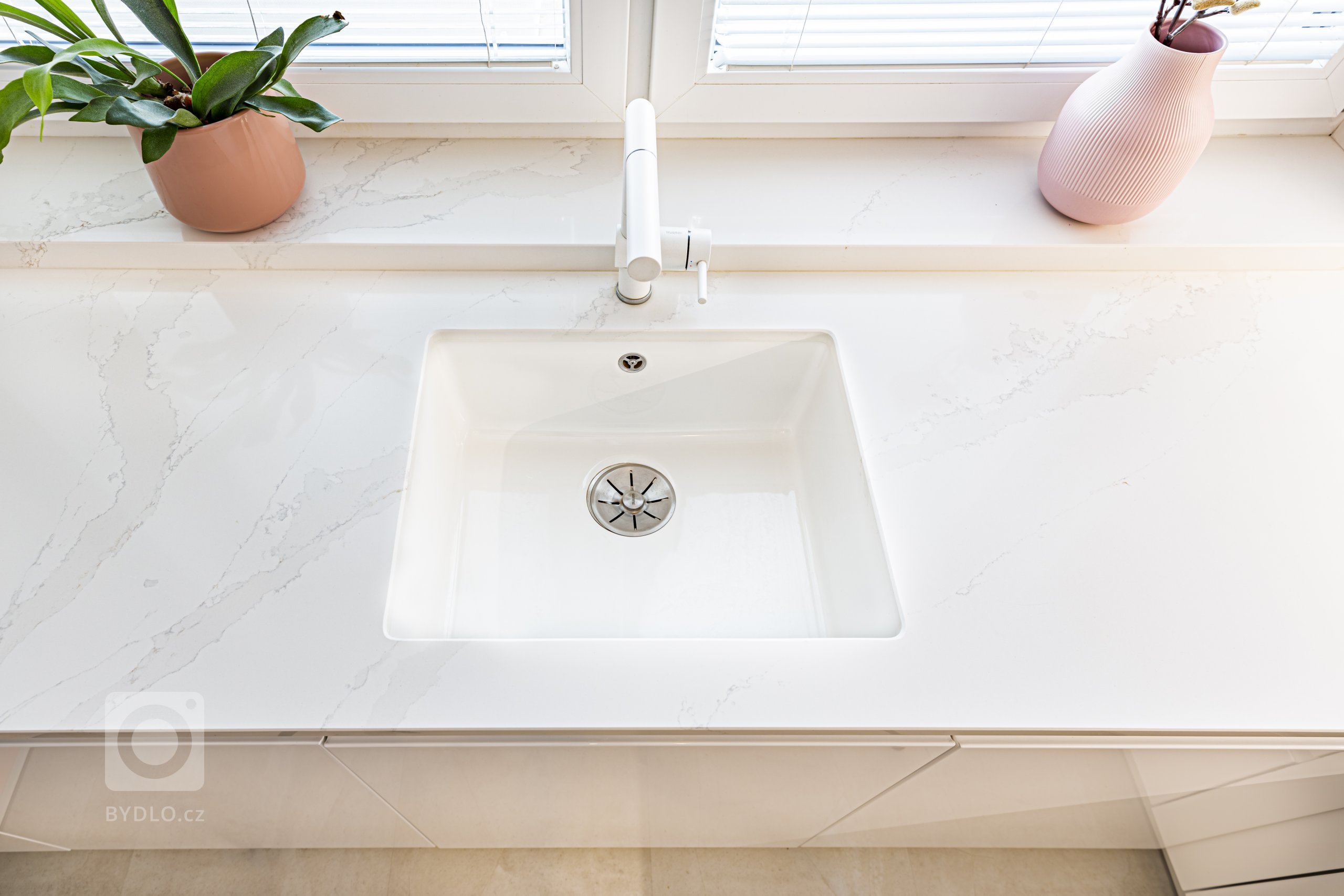 PURE LAK BÍLÁ S RŮŽOVOU

Romantická kuchyně, ve které vykvetou všechny vaše nápady. Vařte, pečte, zažijte ten nejkrásnější čas s těmi, na kterých vám záleží.…