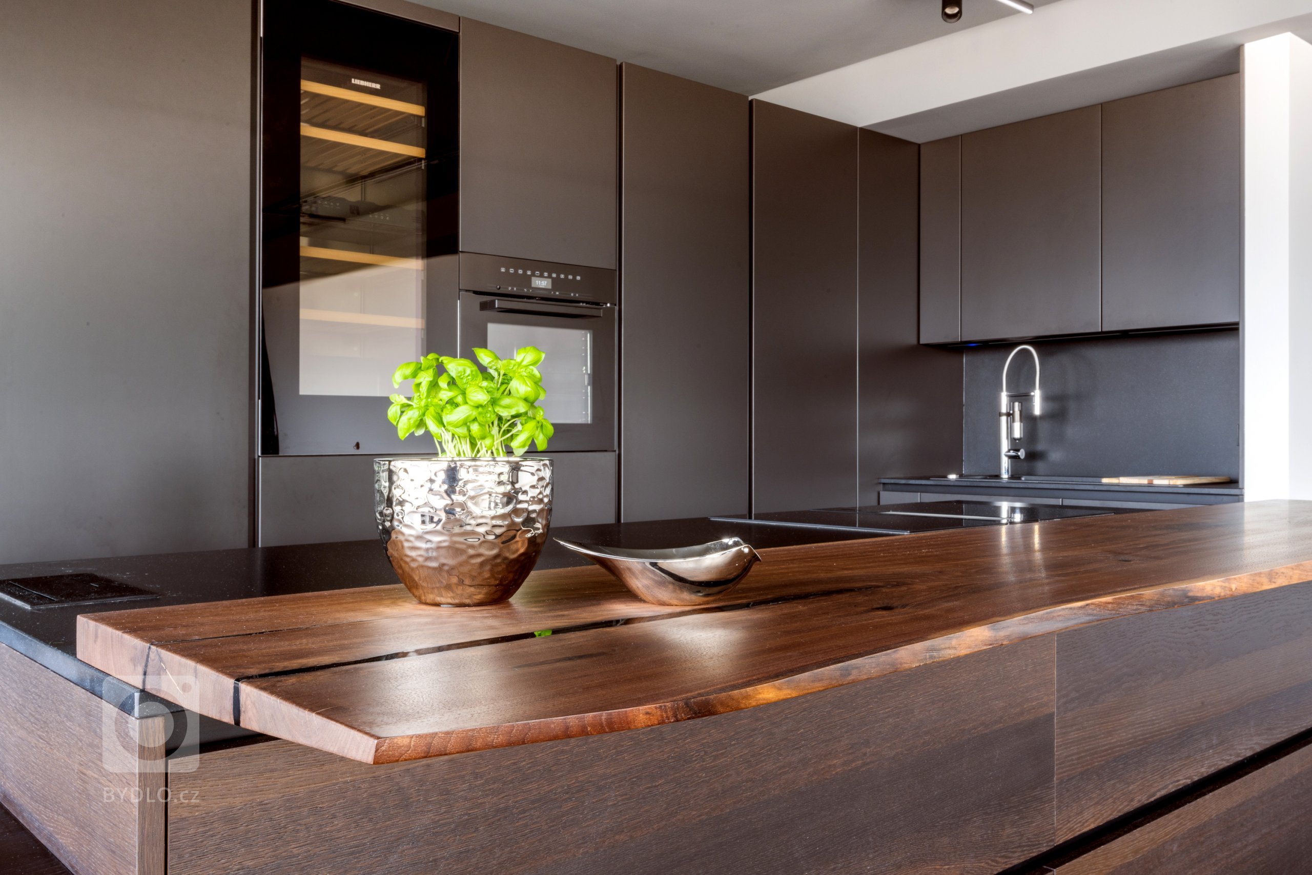 VÝHLED NA DOKONALOST

Rezidenční byt v Praze na Vinohradech je majitelův splněný sen. Velká okna po celém prostoru nabízejí nejen nádherný výhled na celou…