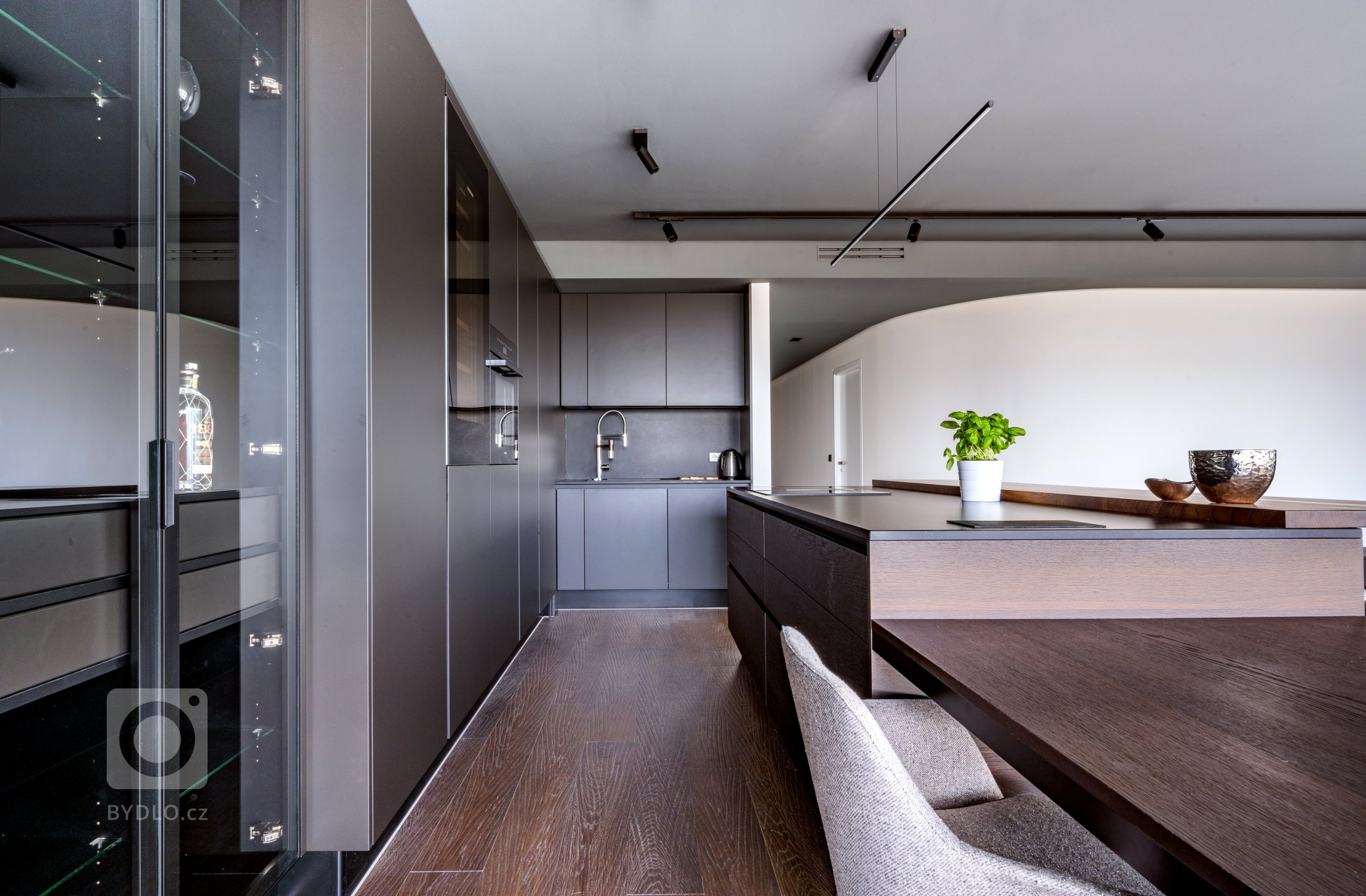 VÝHLED NA DOKONALOST

Rezidenční byt v Praze na Vinohradech je majitelův splněný sen. Velká okna po celém prostoru nabízejí nejen nádherný výhled na celou…