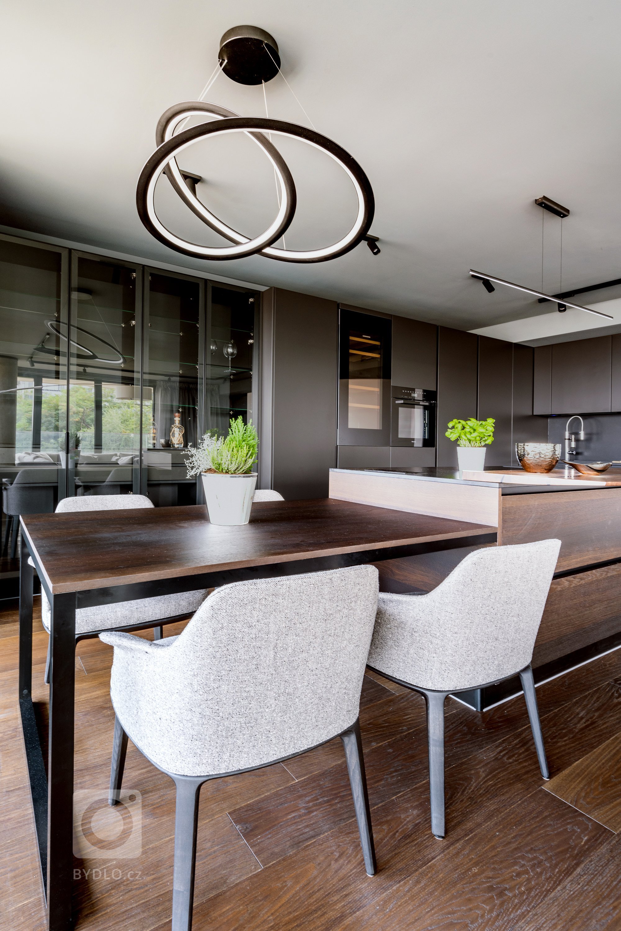 VÝHLED NA DOKONALOST

Rezidenční byt v Praze na Vinohradech je majitelův splněný sen. Velká okna po celém prostoru nabízejí nejen nádherný výhled na celou…