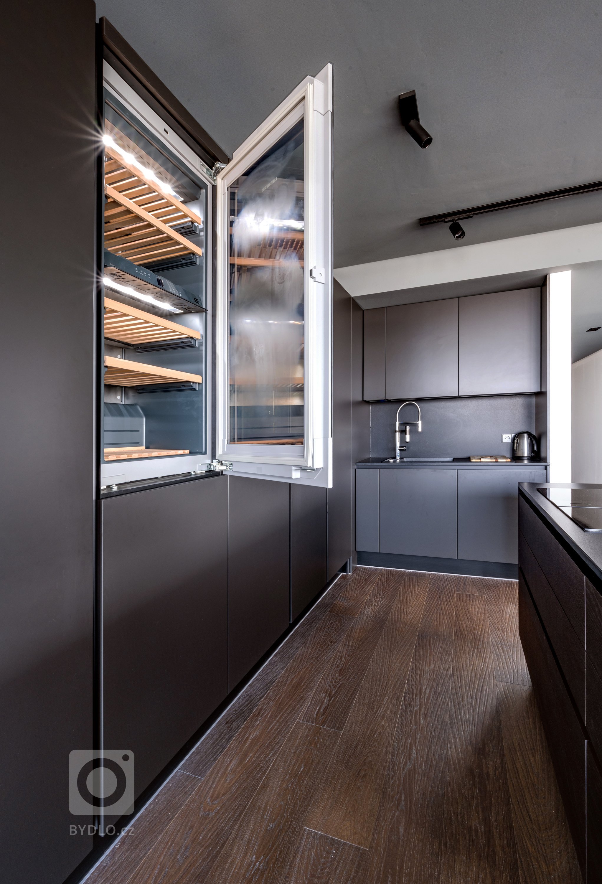 VÝHLED NA DOKONALOST

Rezidenční byt v Praze na Vinohradech je majitelův splněný sen. Velká okna po celém prostoru nabízejí nejen nádherný výhled na celou…