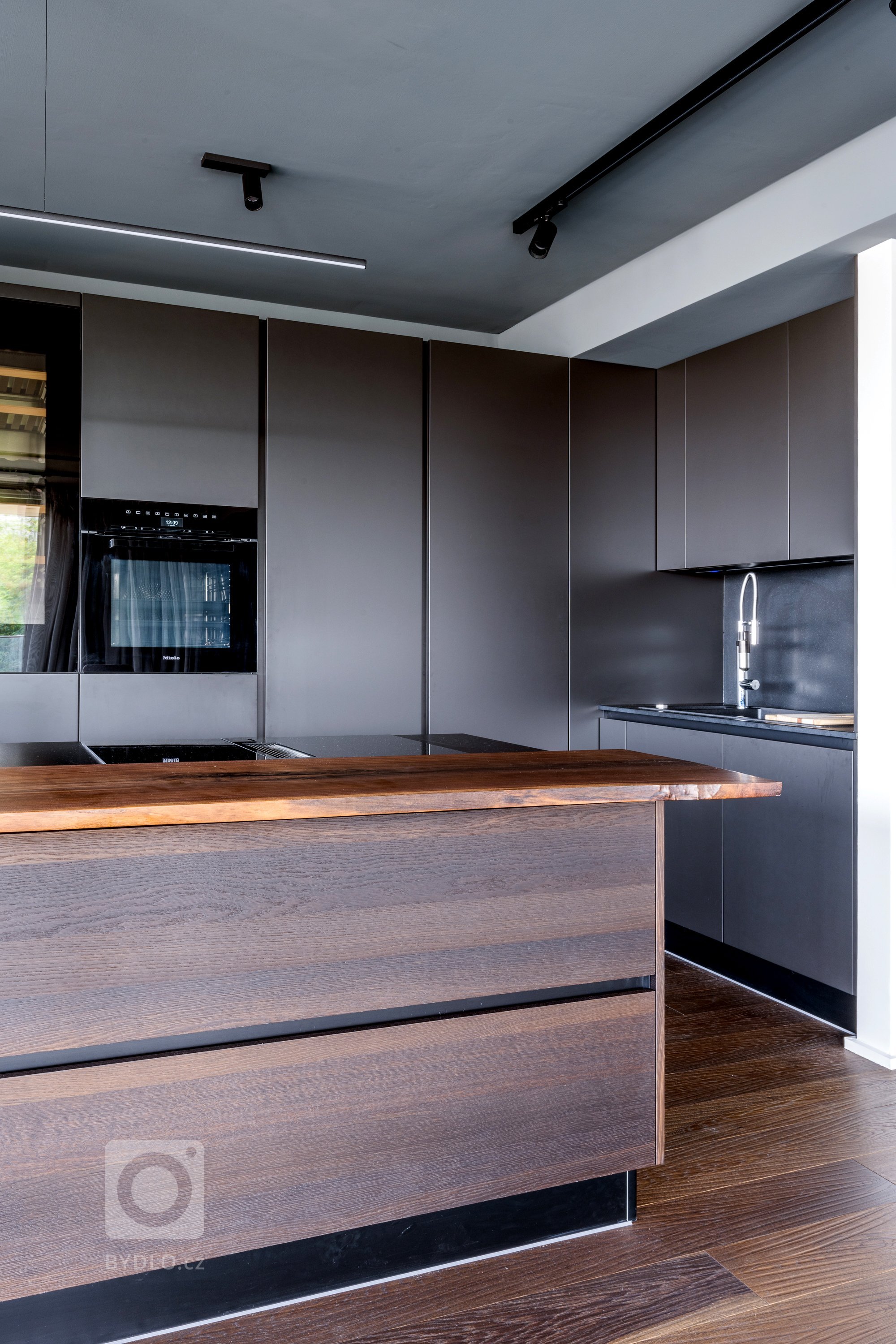 VÝHLED NA DOKONALOST

Rezidenční byt v Praze na Vinohradech je majitelův splněný sen. Velká okna po celém prostoru nabízejí nejen nádherný výhled na celou…