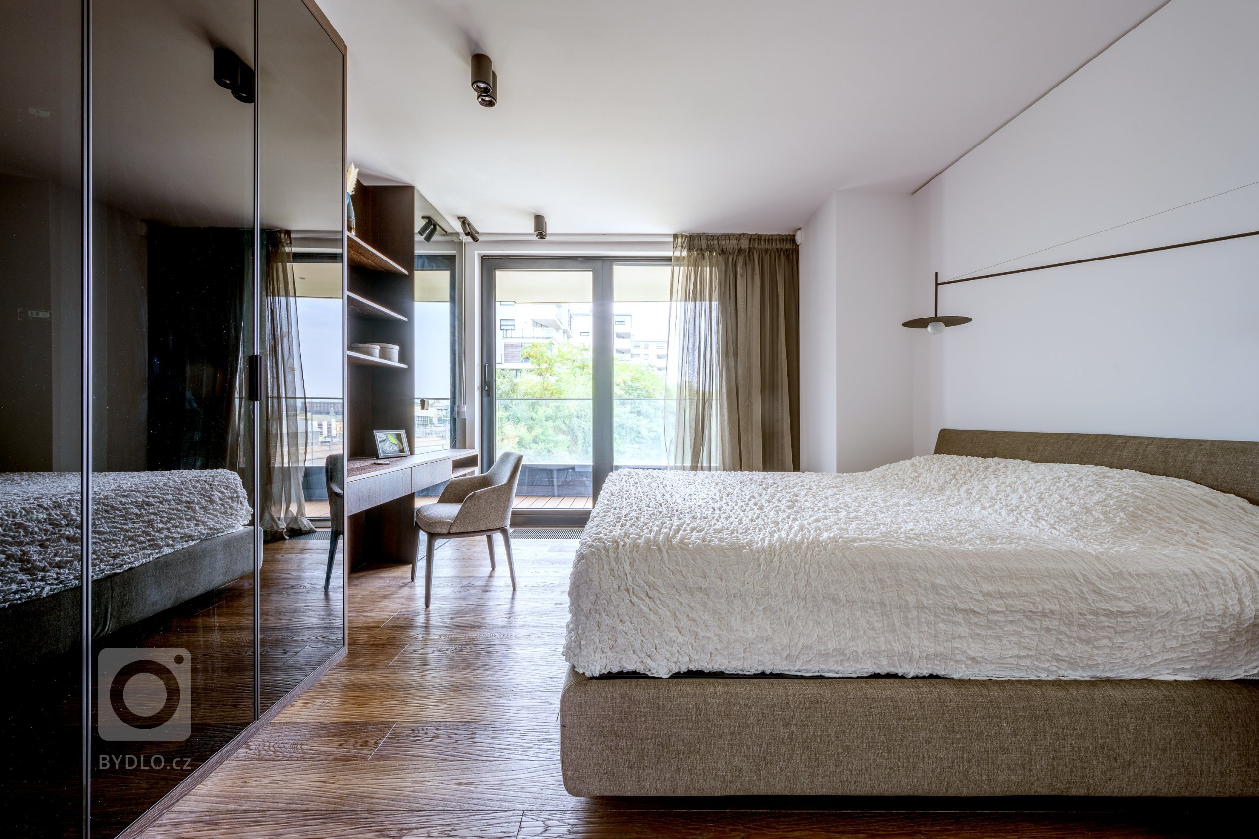 VÝHLED NA DOKONALOST

Rezidenční byt v Praze na Vinohradech je majitelův splněný sen. Velká okna po celém prostoru nabízejí nejen nádherný výhled na celou…