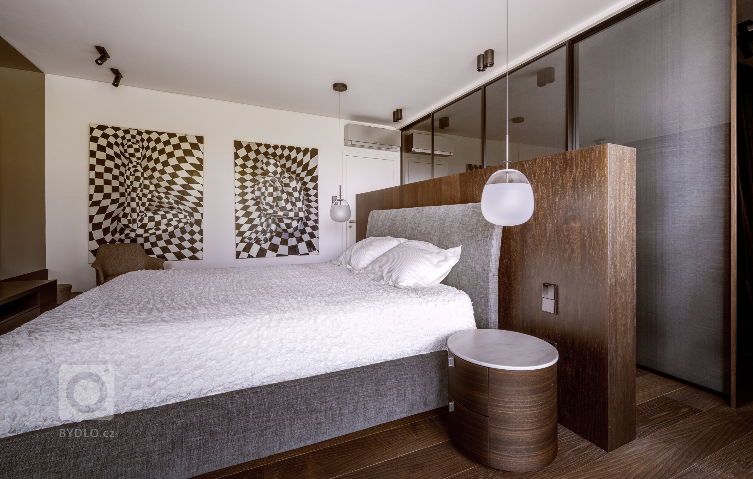 VÝHLED NA DOKONALOST

Rezidenční byt v Praze na Vinohradech je majitelův splněný sen. Velká okna po celém prostoru nabízejí nejen nádherný výhled na celou…