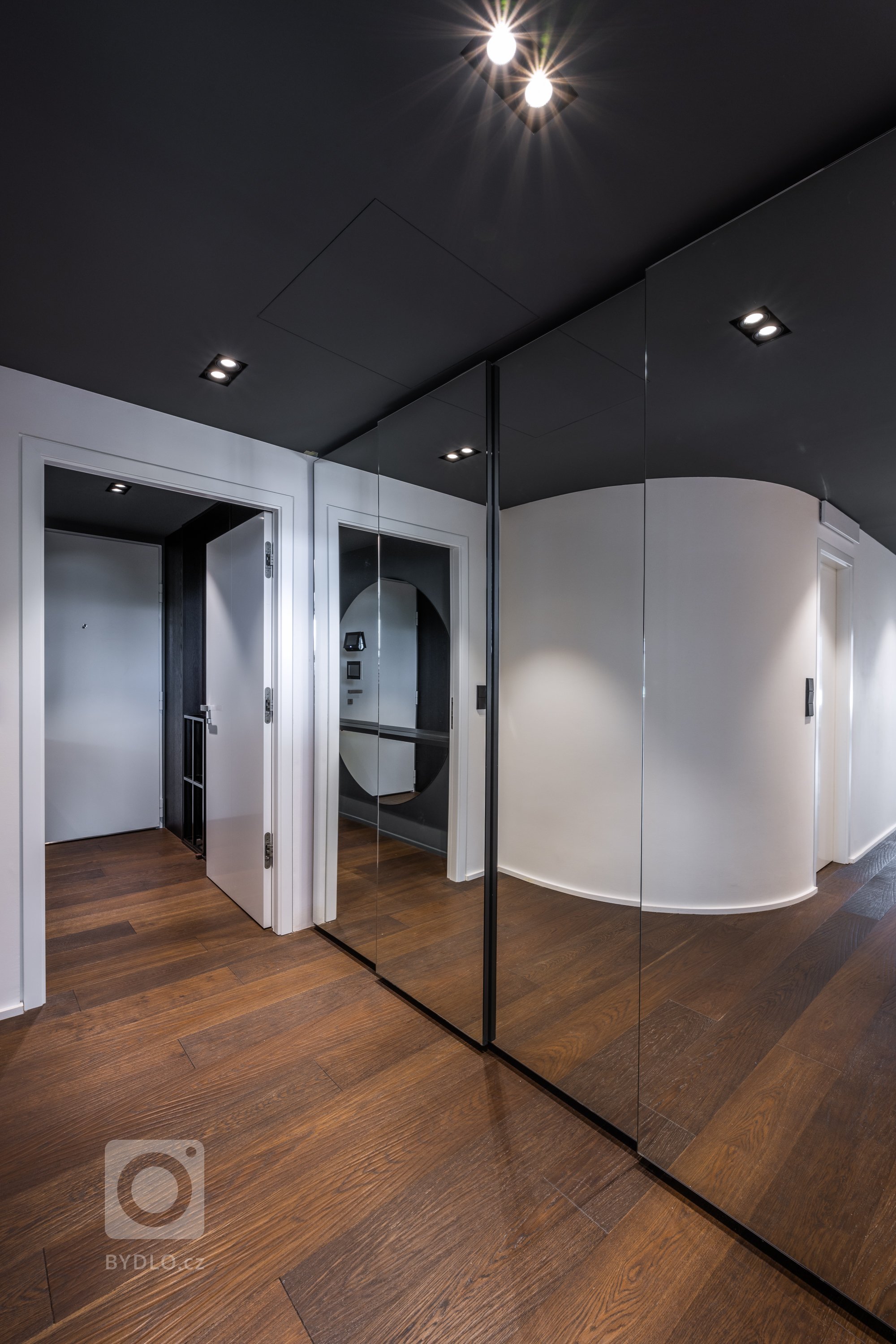 VÝHLED NA DOKONALOST

Rezidenční byt v Praze na Vinohradech je majitelův splněný sen. Velká okna po celém prostoru nabízejí nejen nádherný výhled na celou…