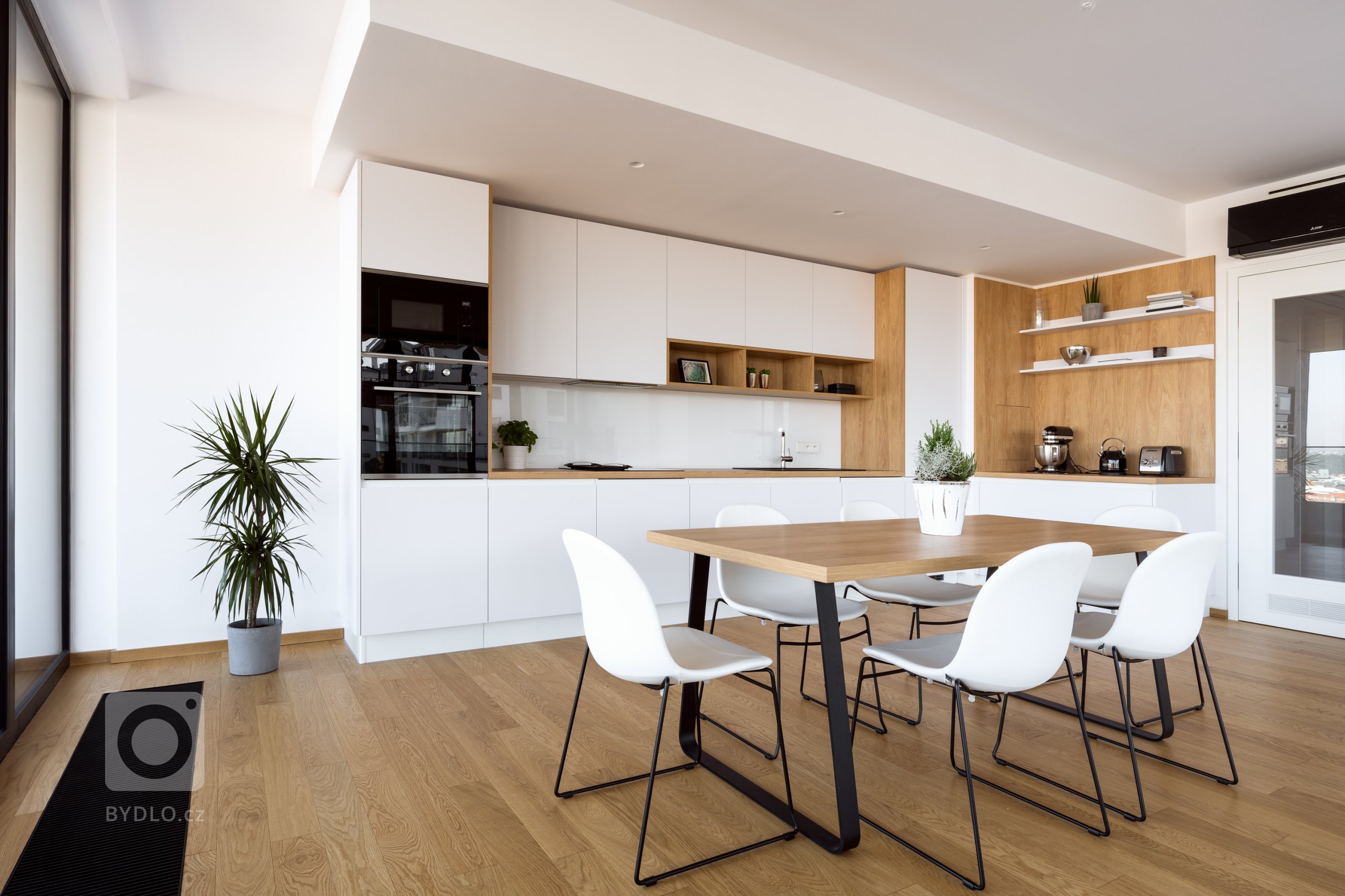 STEJNÝ PŘÍBĚH. NOVÁ RADOST.
Majitelé této realizace viděli u přátel jejich kuchyni Sykora. A dál už to znáte. Inspirovalo je to k návštěvě našeho showroomu,…