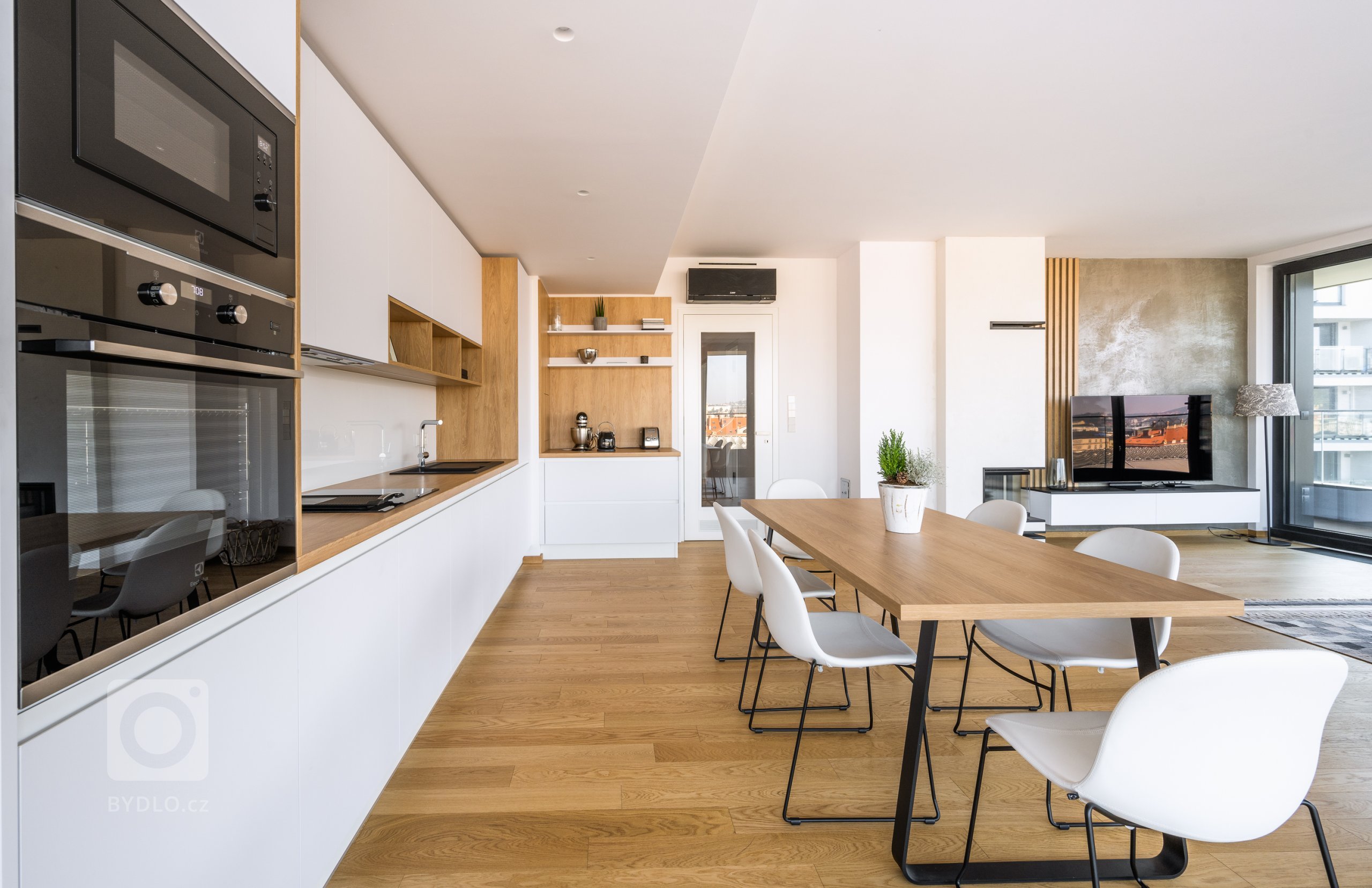 STEJNÝ PŘÍBĚH. NOVÁ RADOST.
Majitelé této realizace viděli u přátel jejich kuchyni Sykora. A dál už to znáte. Inspirovalo je to k návštěvě našeho showroomu,…